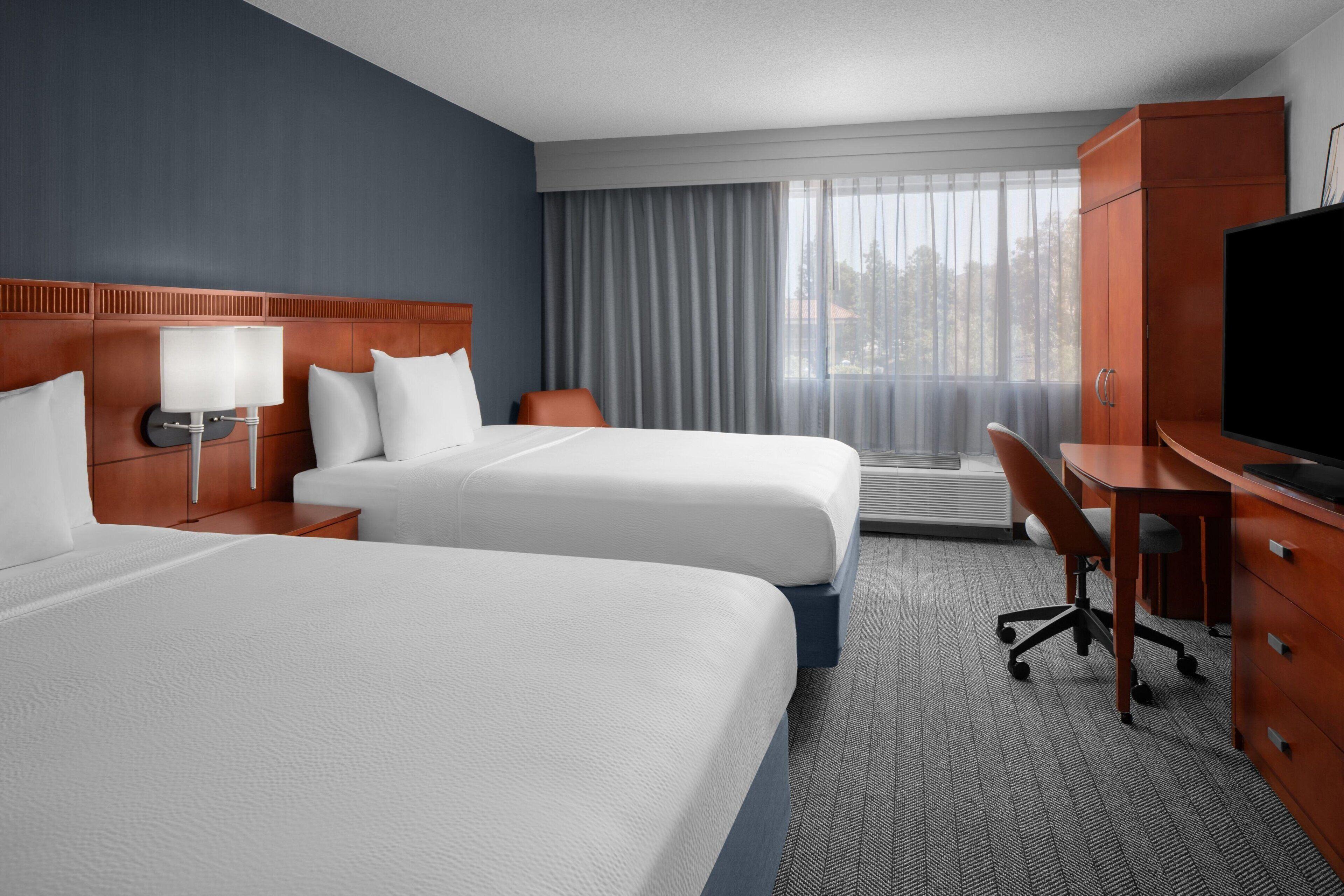 Queen Room Bathtub Mobility Access or Hearing Accessible