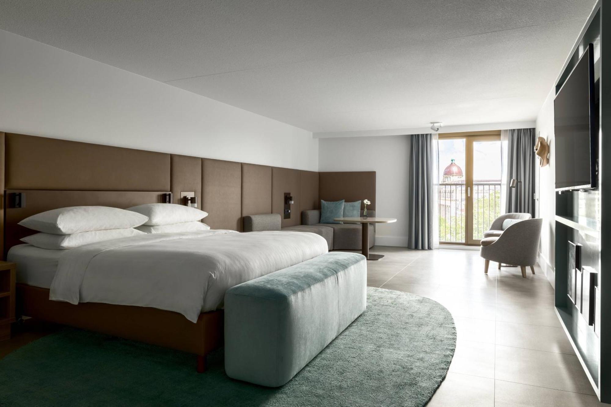 Junior Suite M Club Lounge Access