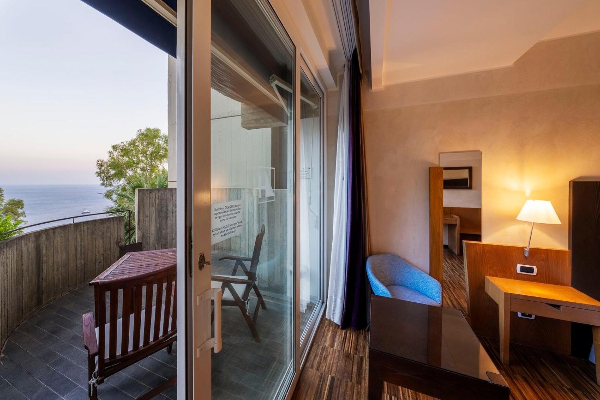 Quarto com Cama de Casal ou 2 de Solteiro, Varanda, Vista do Mar e Cama Extra