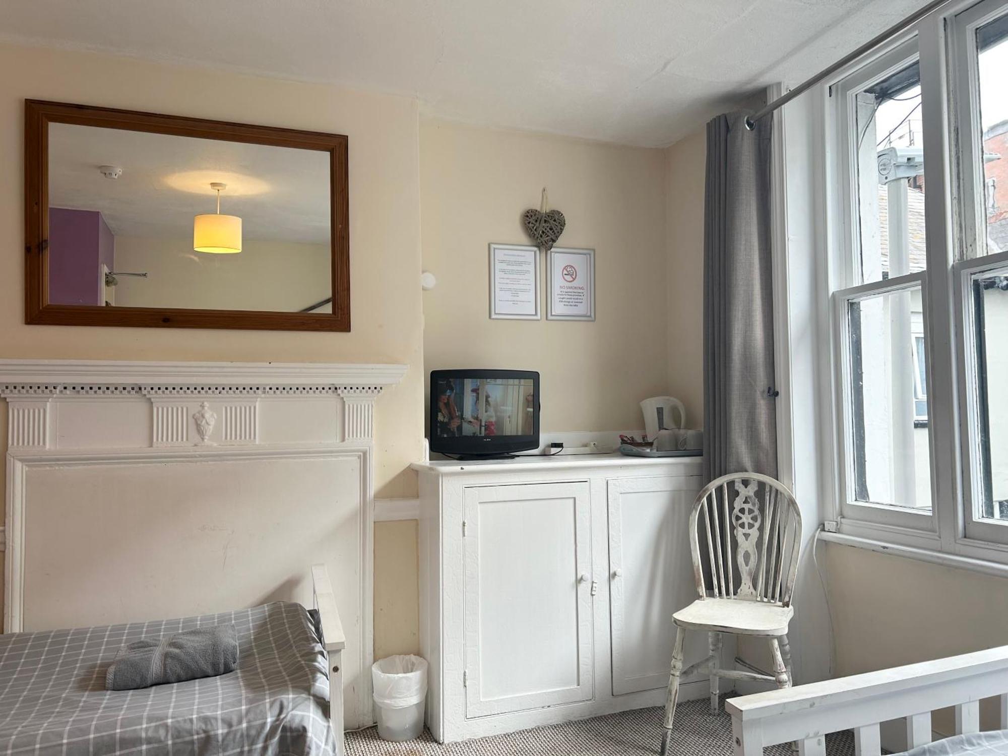 Triple Room 2 Shared Bathroom