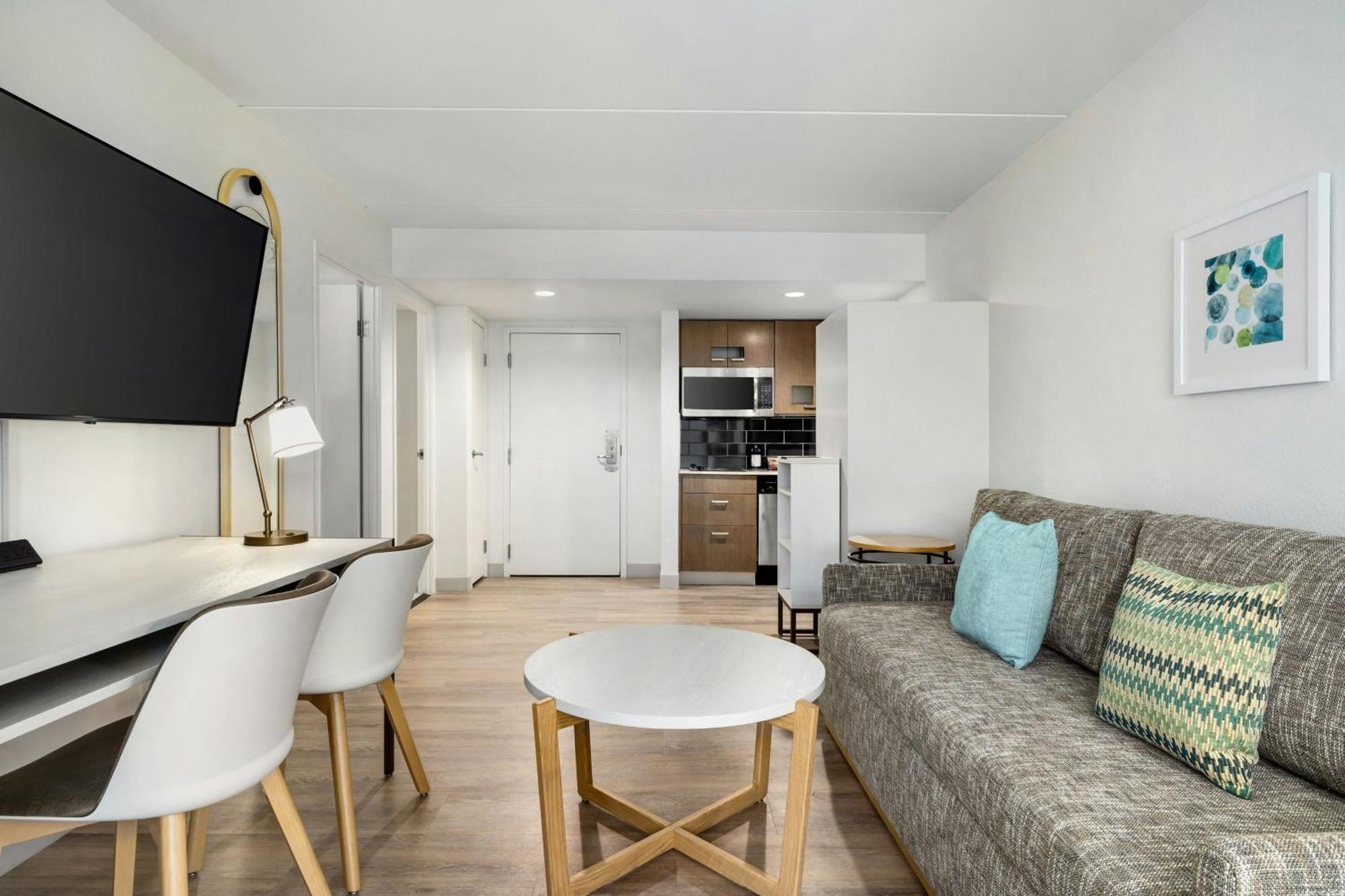 One-Bedroom Queen Suite Two Queen Beds