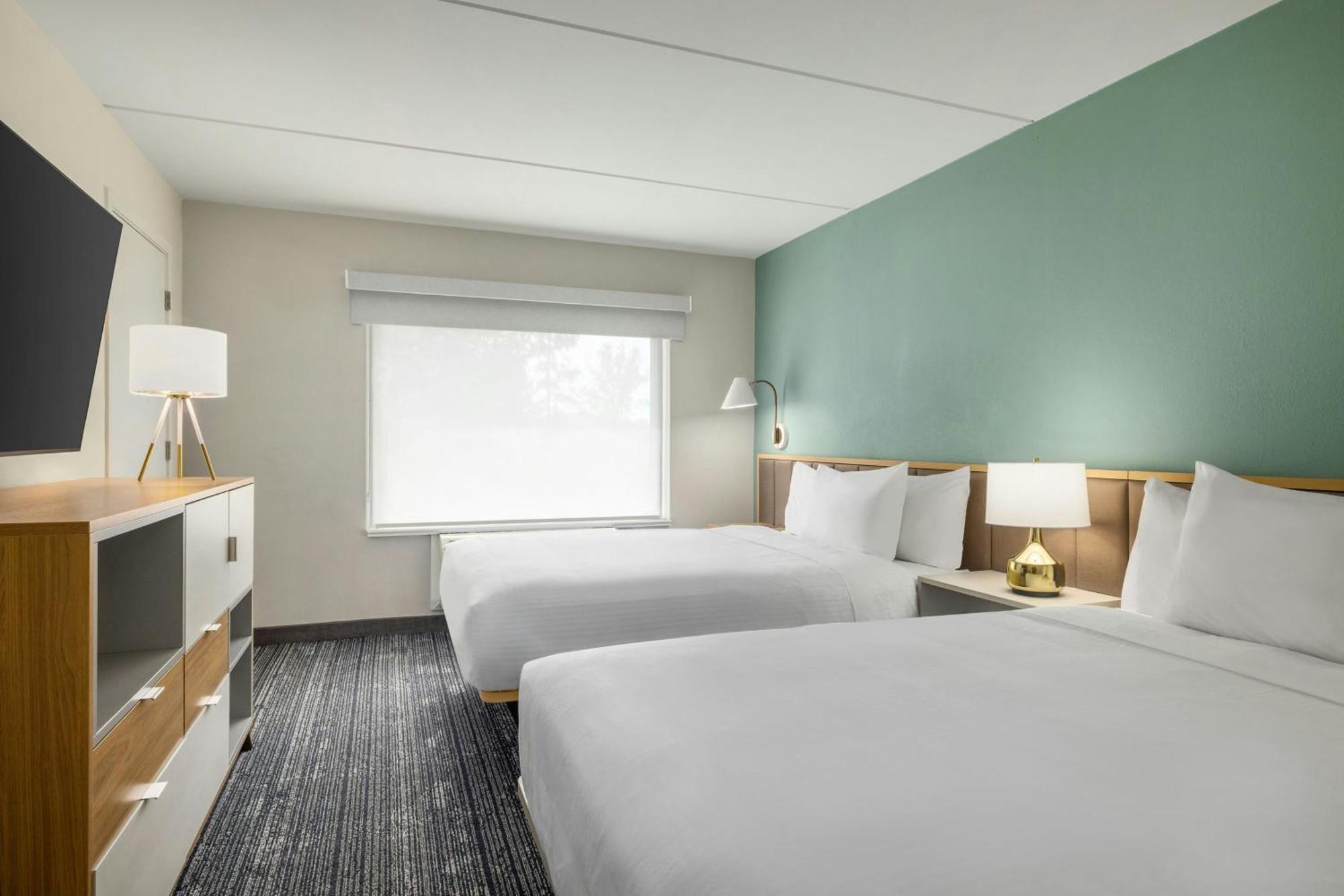 One-Bedroom Queen Suite Two Queen Beds
