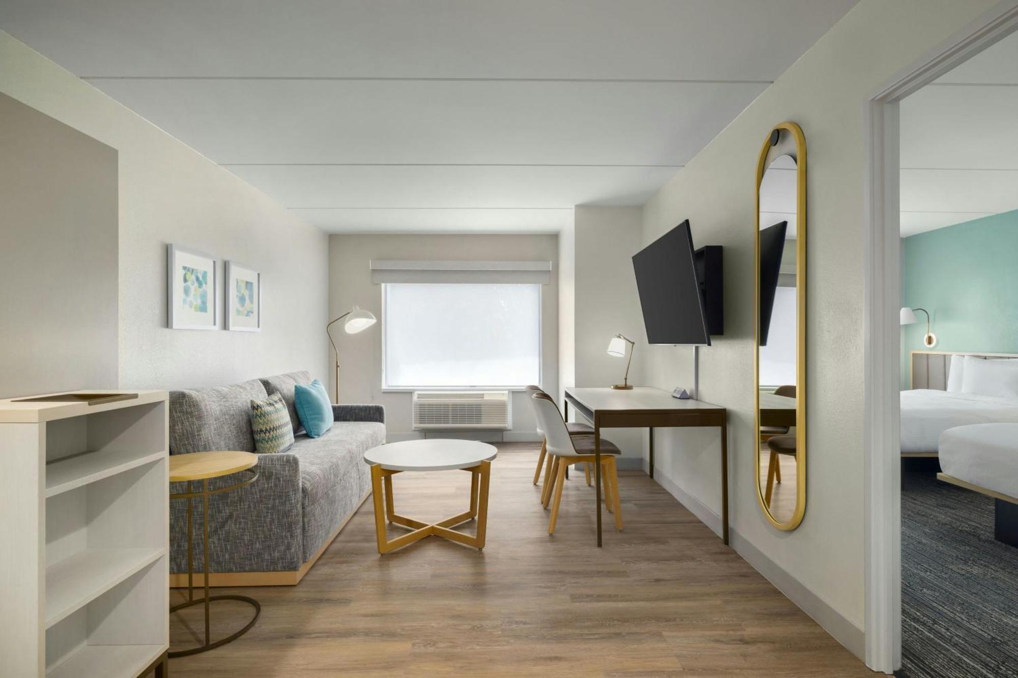 One-Bedroom Queen Suite Two Queen Beds
