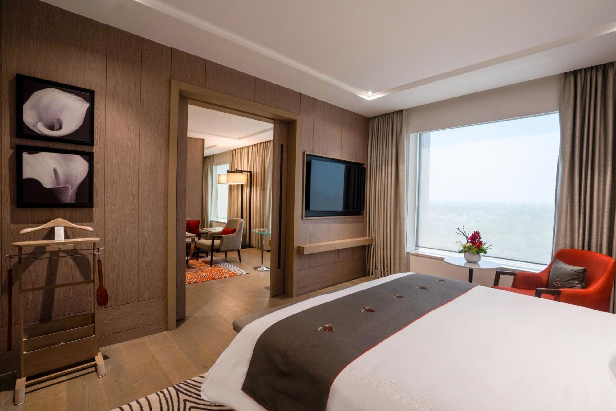 Executive Queen Suite Club Level