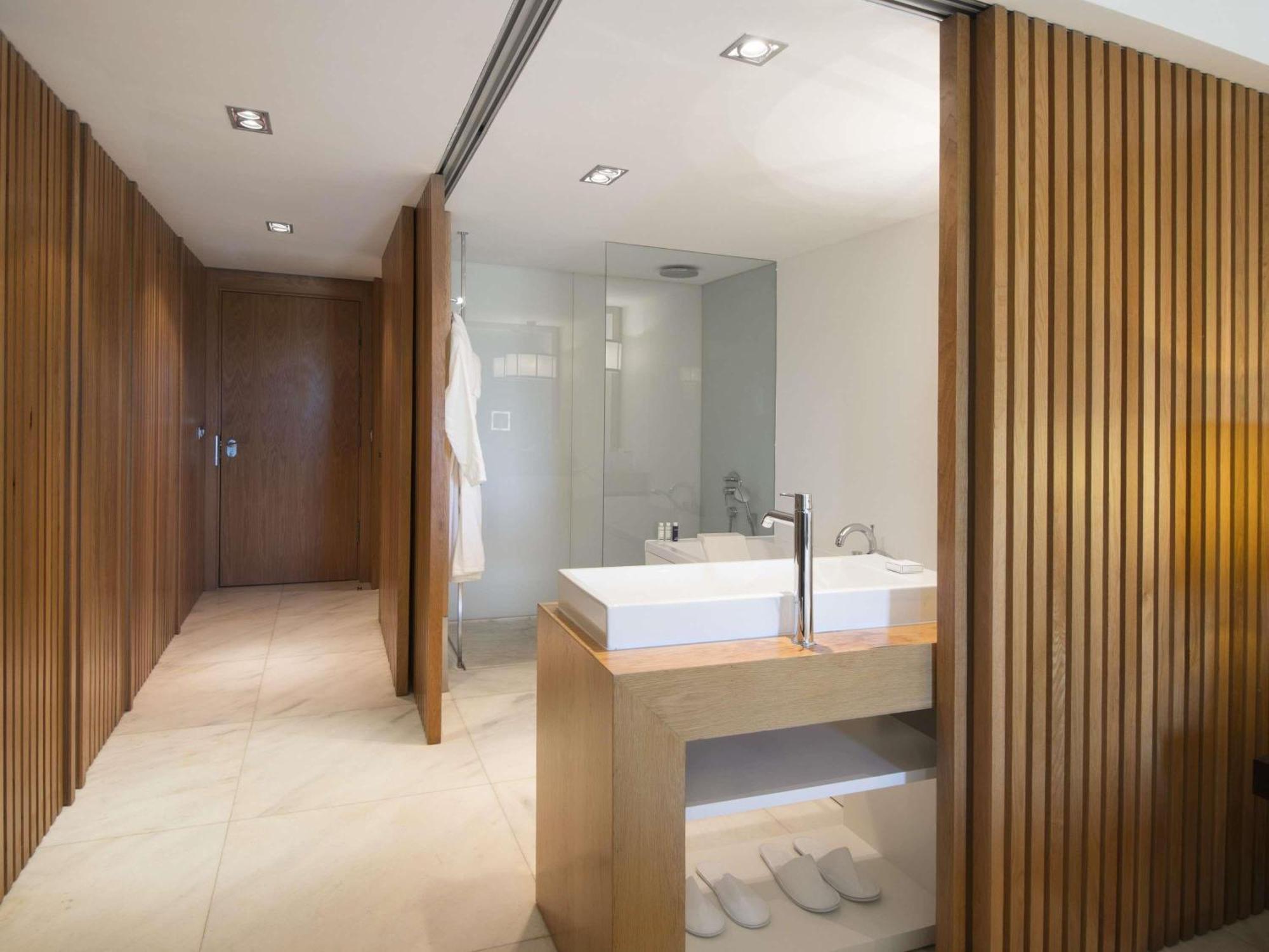 Quarto King Signature com Varanda e Acesso à Piscina