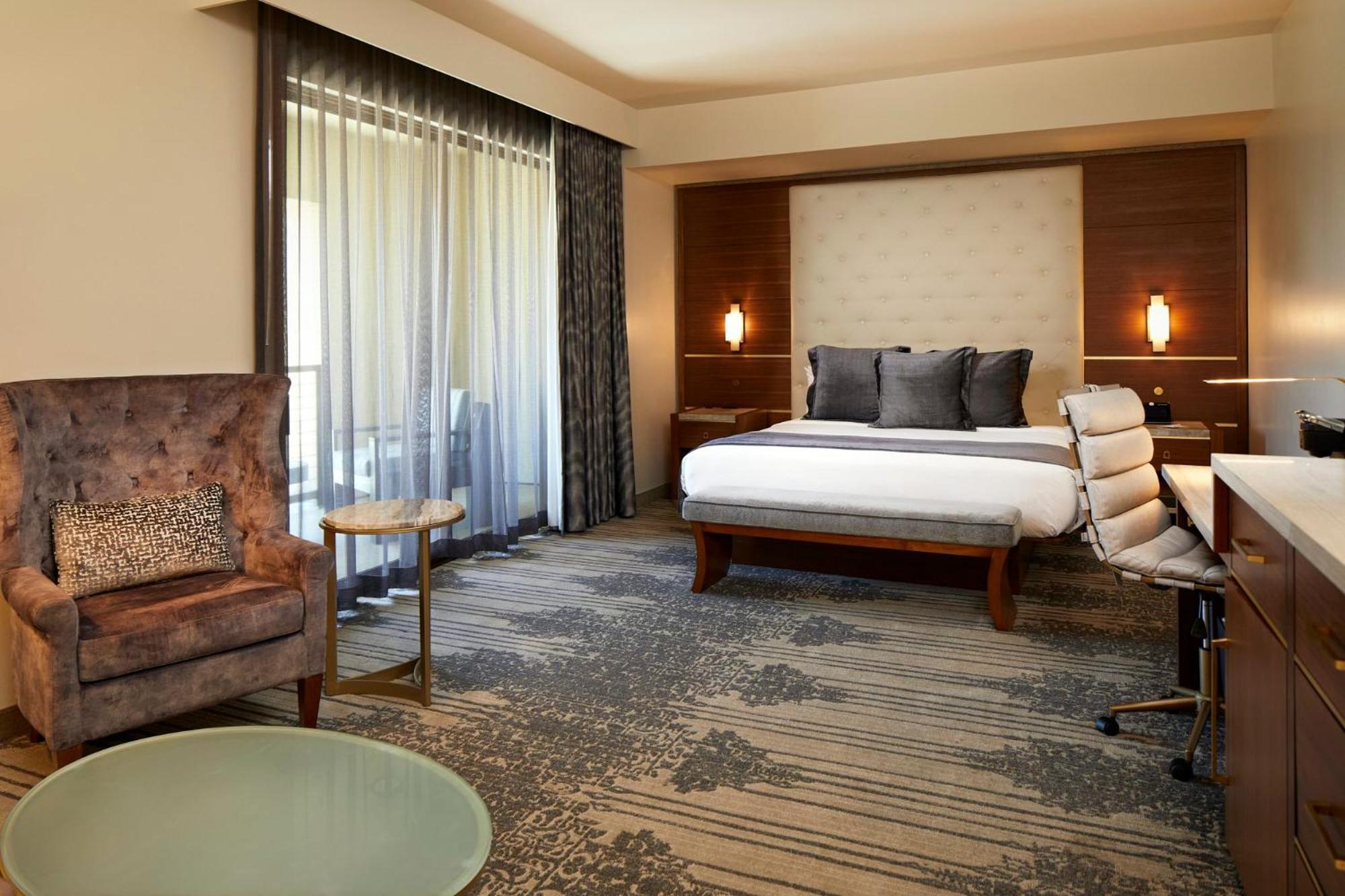 Premium Corner Suite One King Bed Balcony
