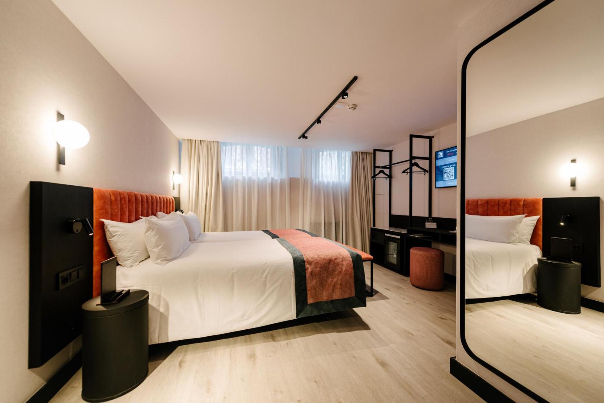 Souterrain Double Room Below Street Level Limited View