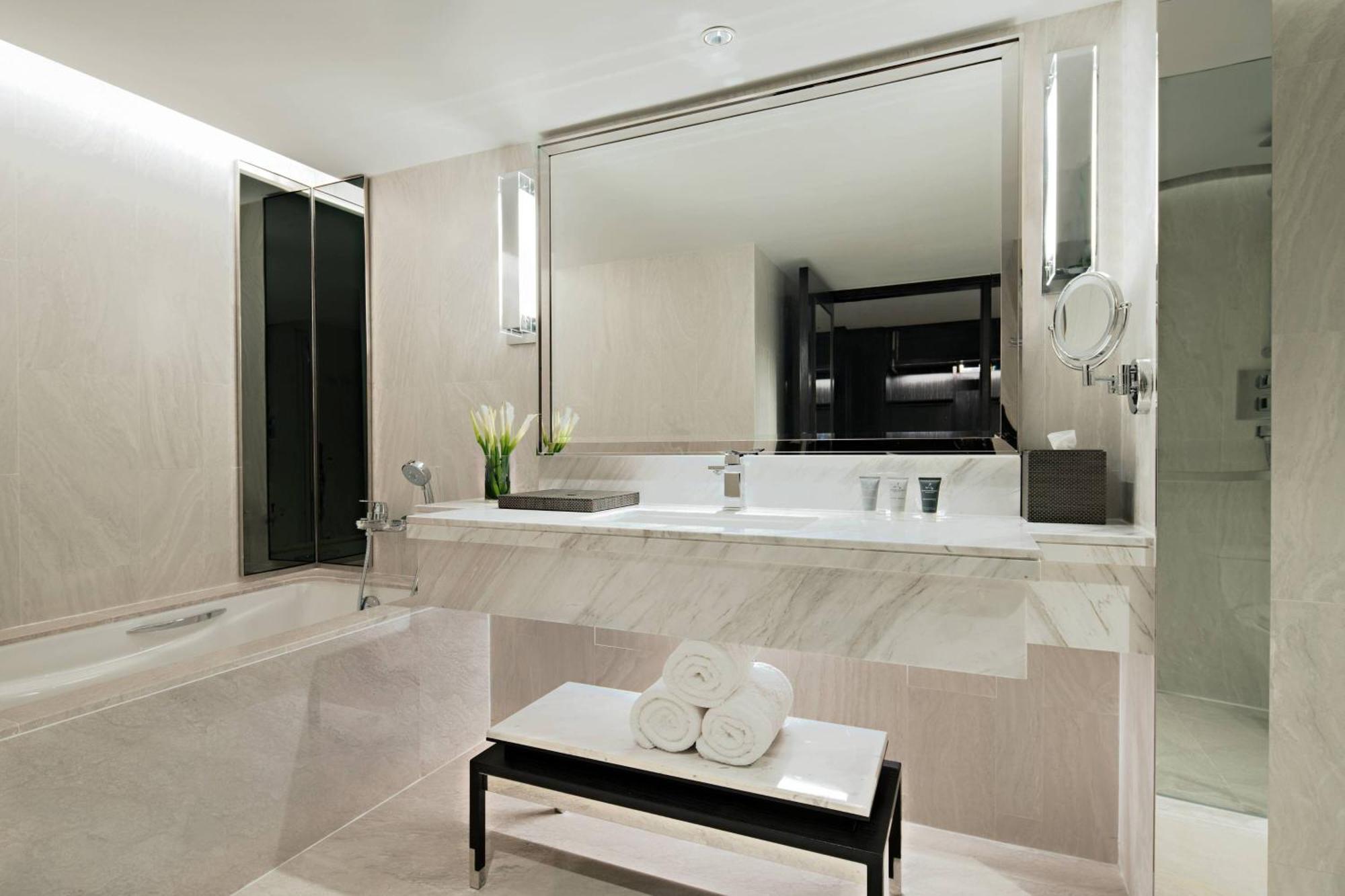 Deluxe King Room City View