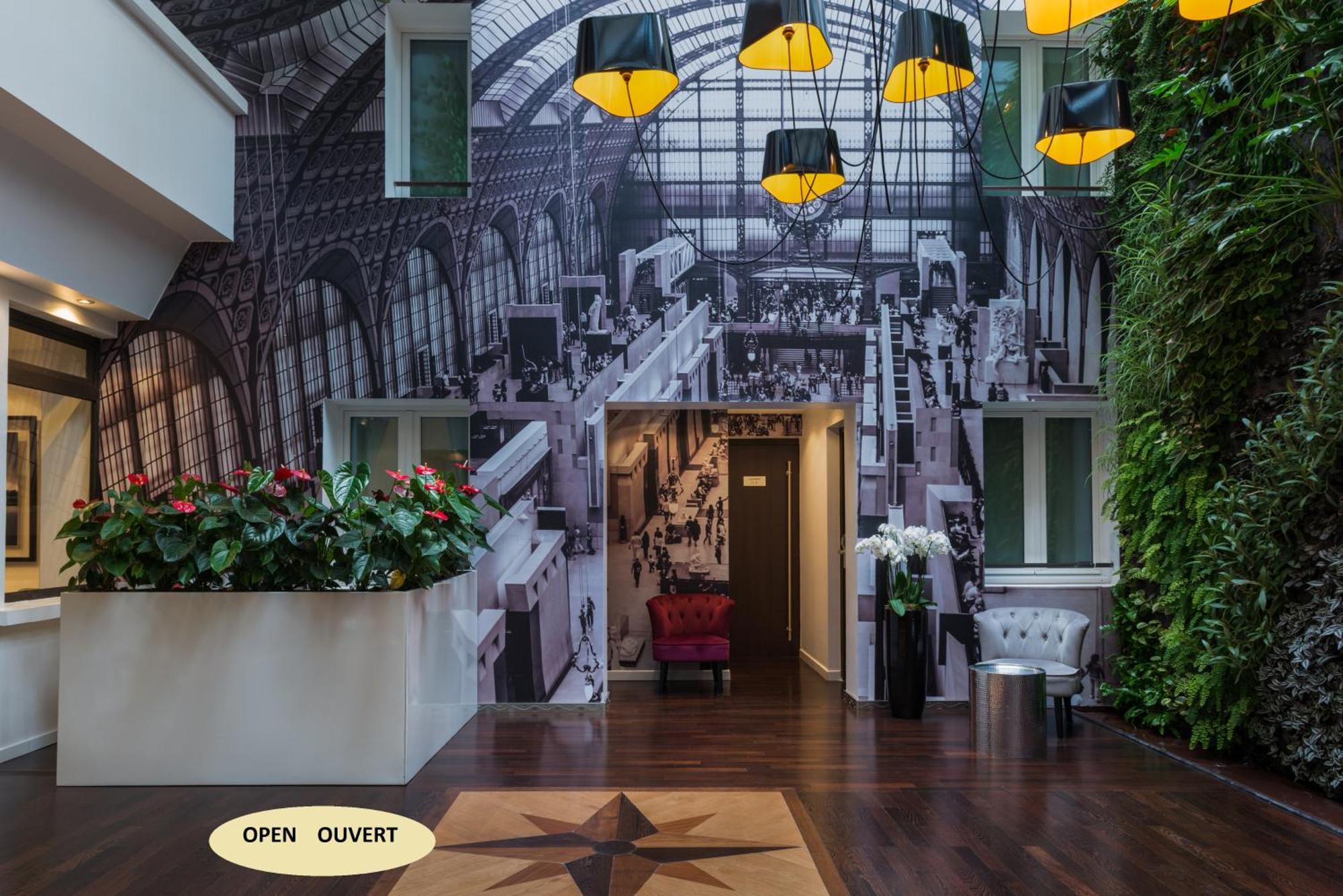 Superior double or twin street view or courtyard