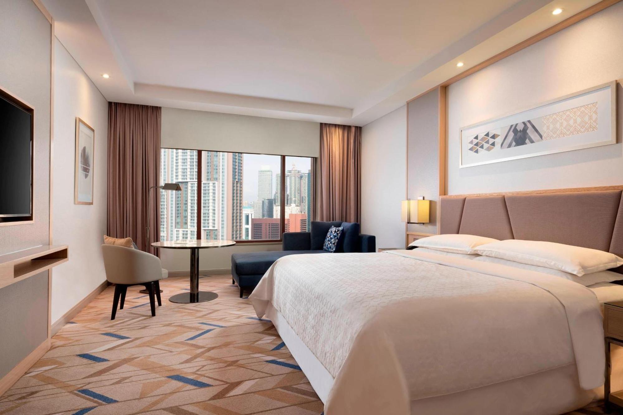 1 King Bed City View Club Lounge Access Room
