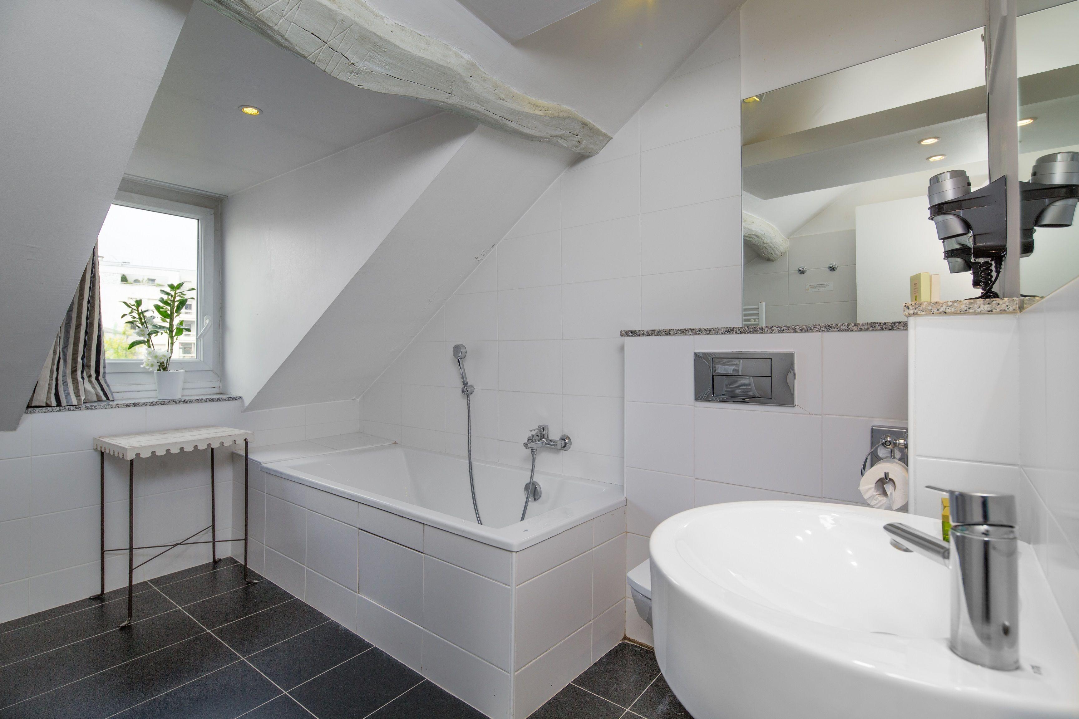 Charming Twin Room Air-Conditioning