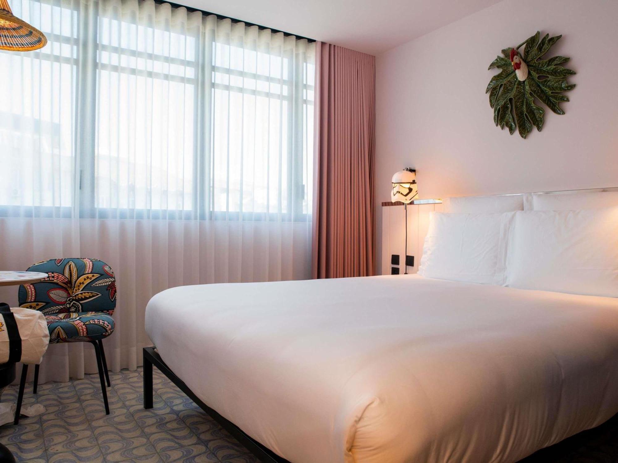 Medium Mama Double Room with King Bed and Avenue View