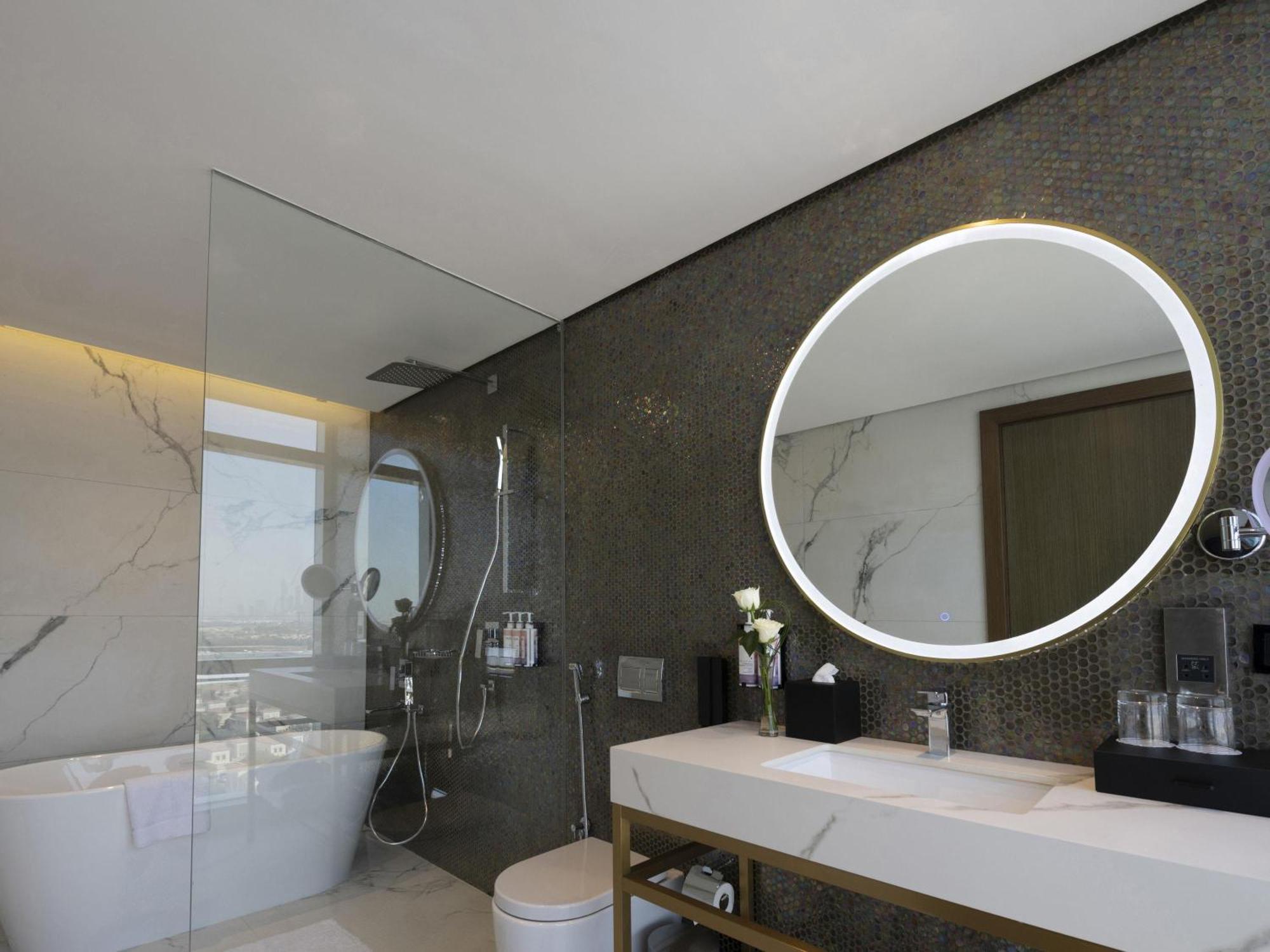 Superior King Room City View Shuttle to the Beach Mall & Metro Station