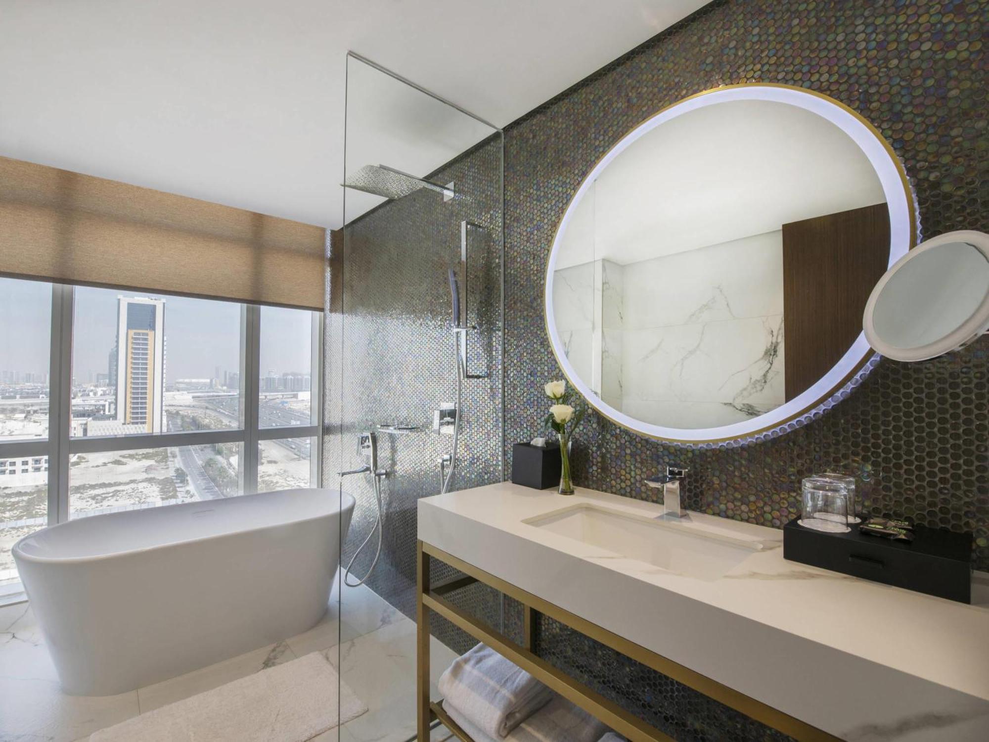 Deluxe King Suite Panoramic City View Shuttle to the Beach Mall & Metro Station
