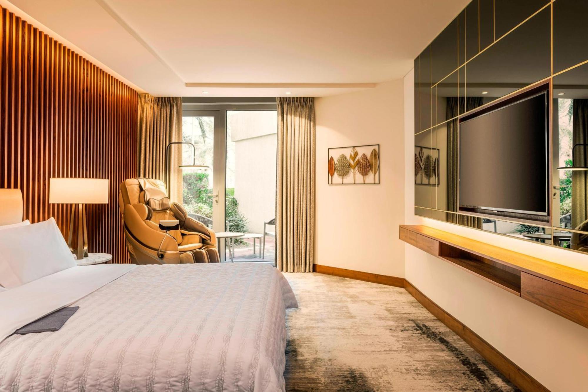 Deluxe Suite Garden View Executive Lounge Access
