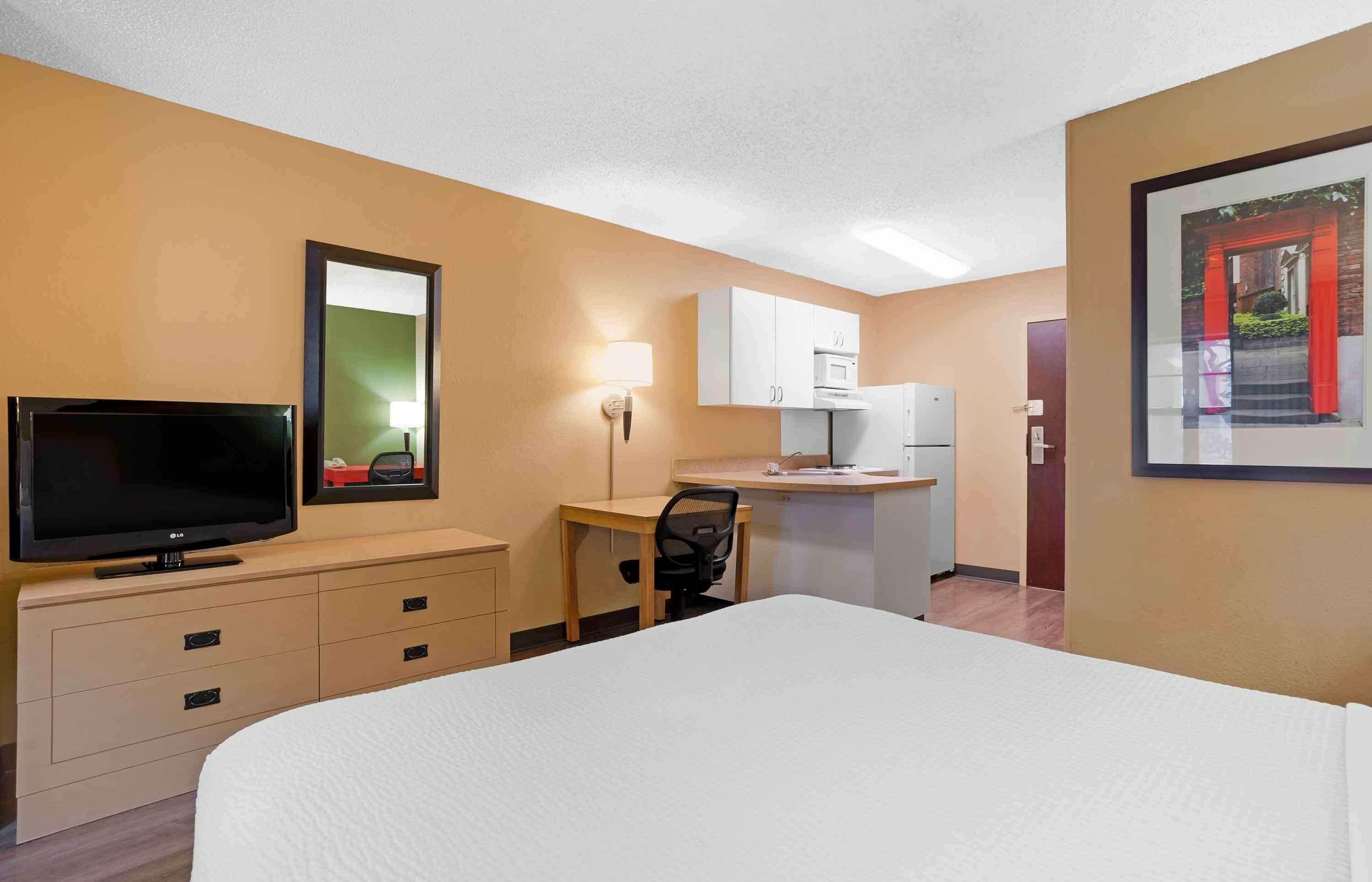 Queen studio 1 Queen Bed Disability Access or Non-Smoking
