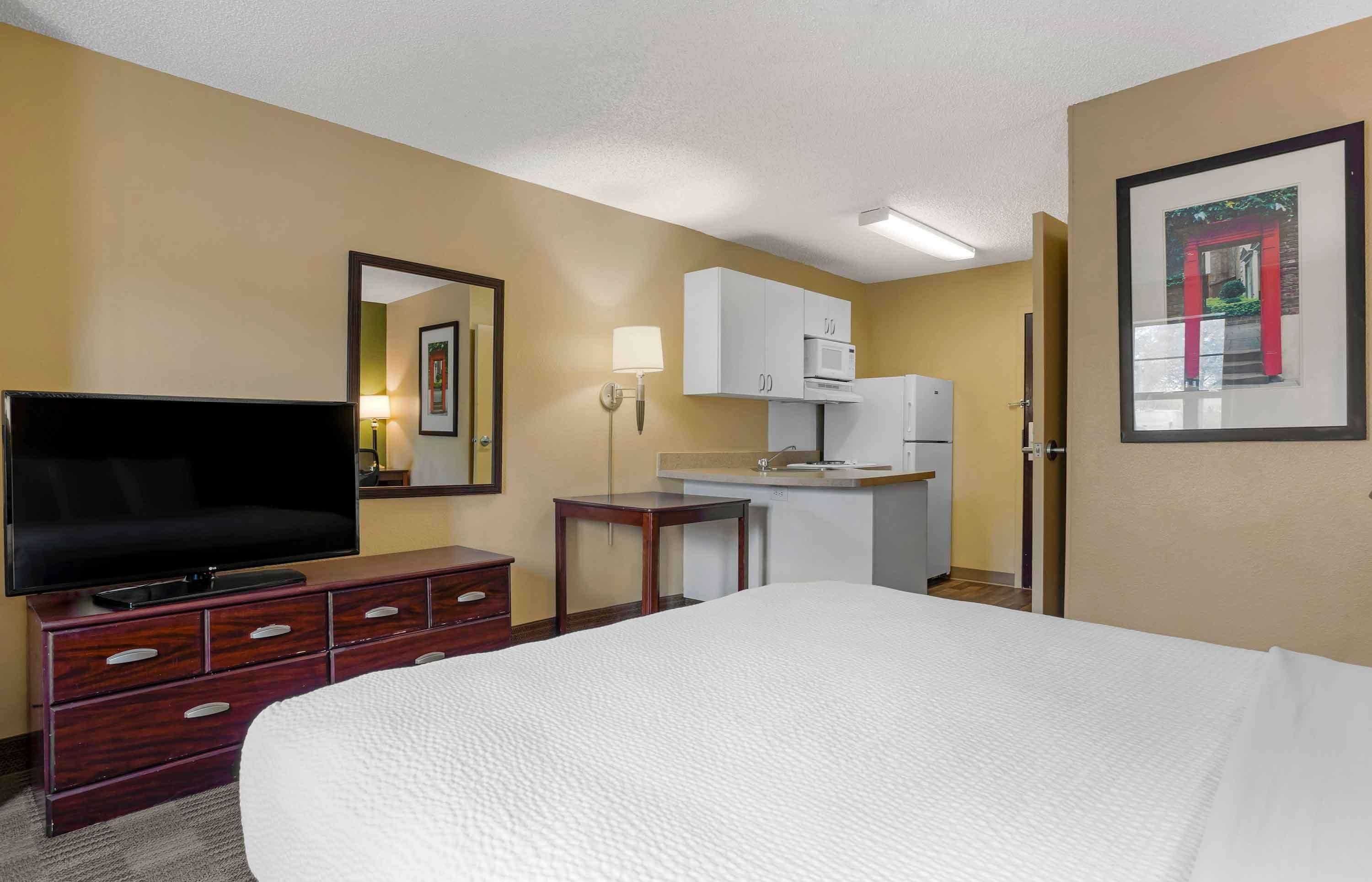 Queen studio 1 Queen Bed Disability Access or Non-Smoking