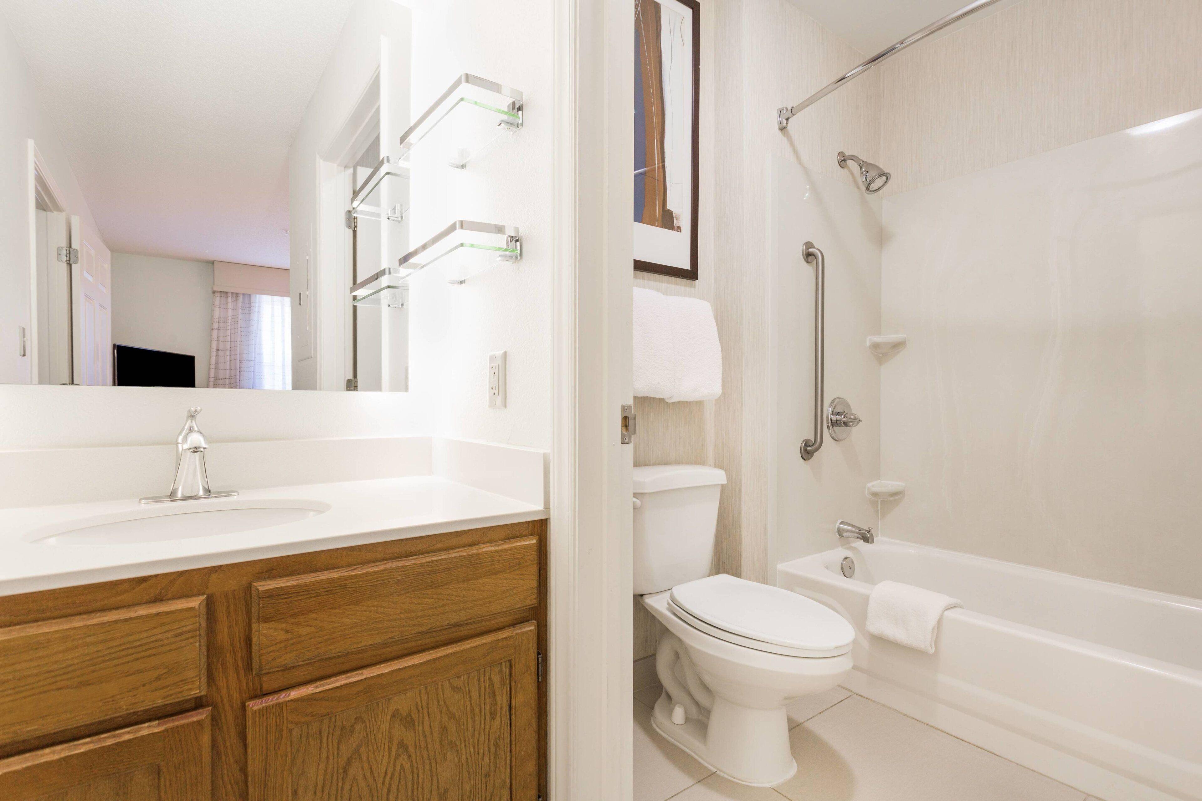 Suite mit 2 Schlafzimmern mit Queensize-Bett und Schlafsofa.