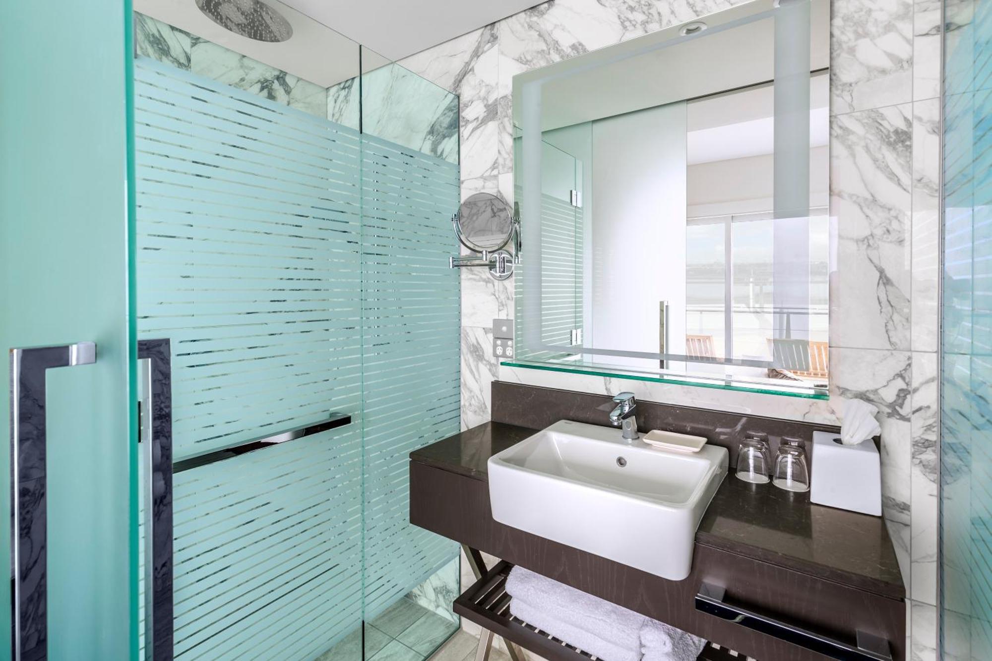 Deluxe King Room Harbour View