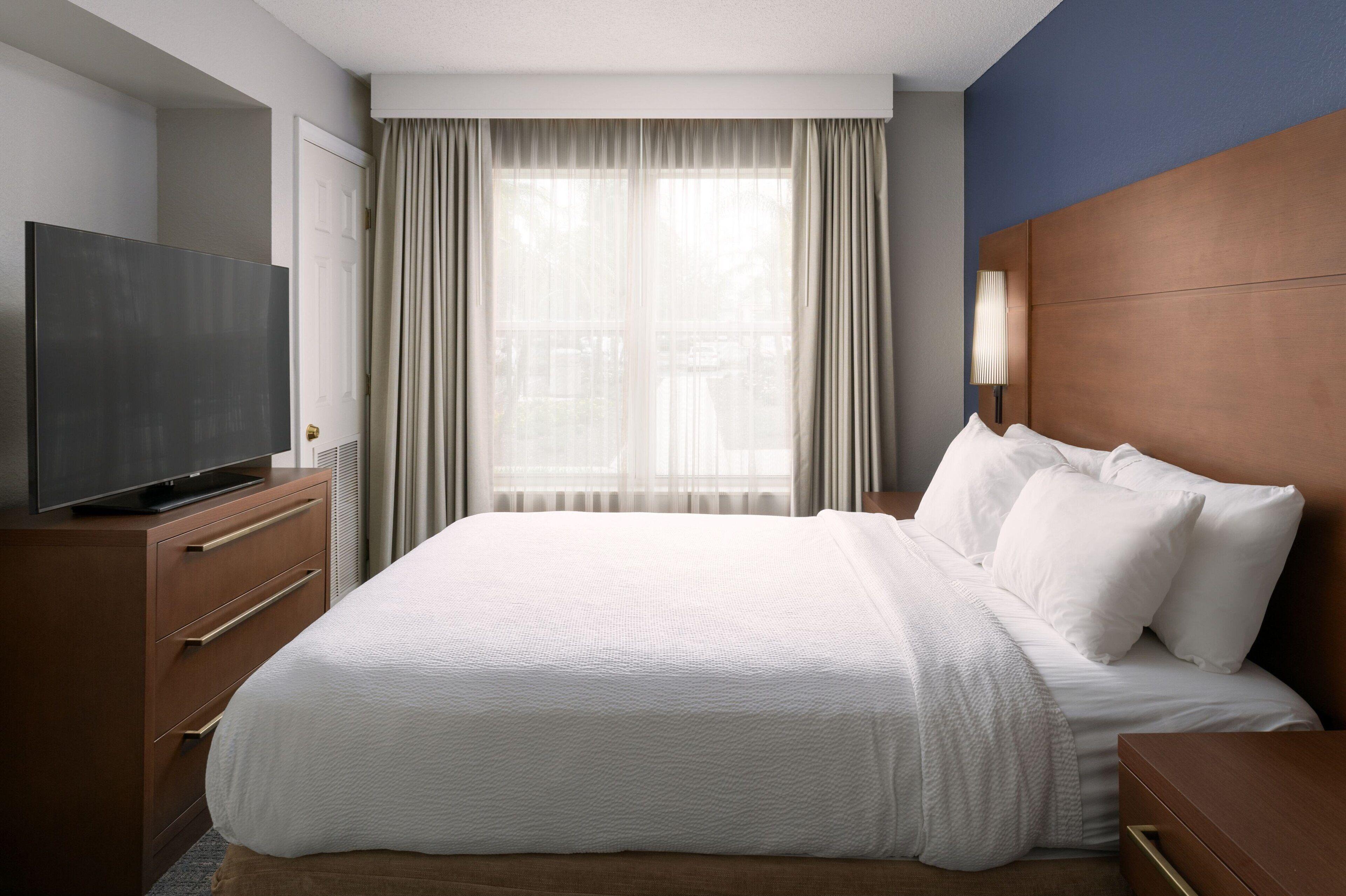 One-Bedroom Queen Suite Sofa Bed