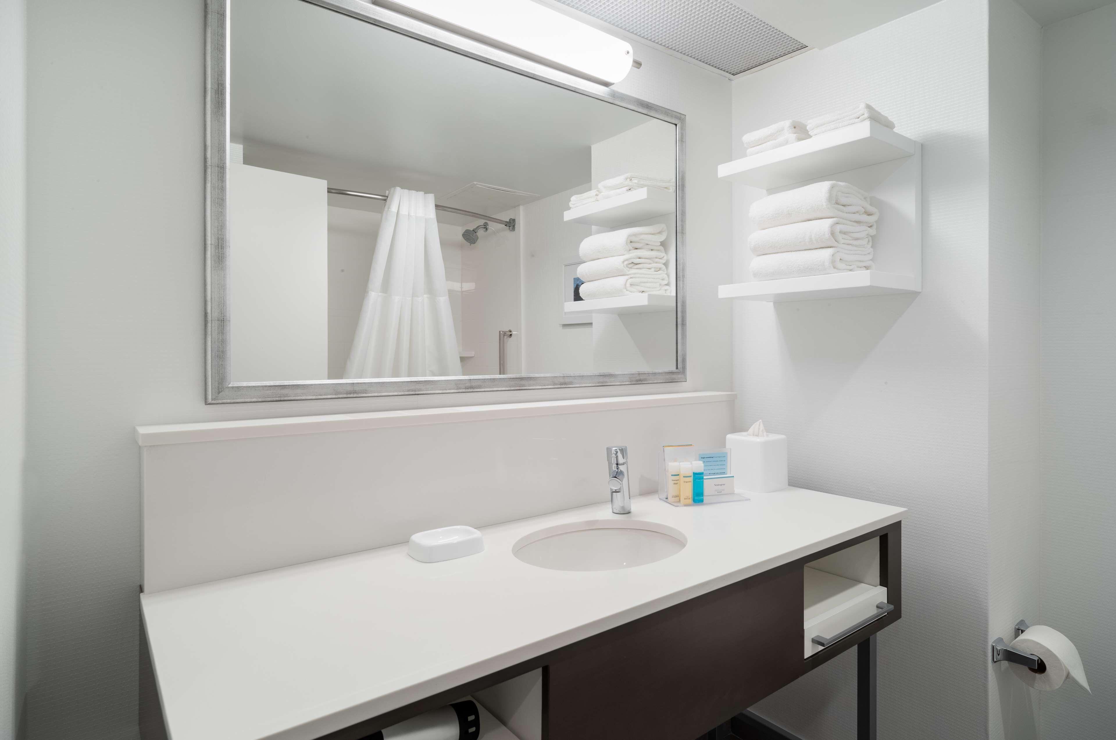 Nichtraucher Suite mit Kingsize-Bett und Blick auf die Stadt.