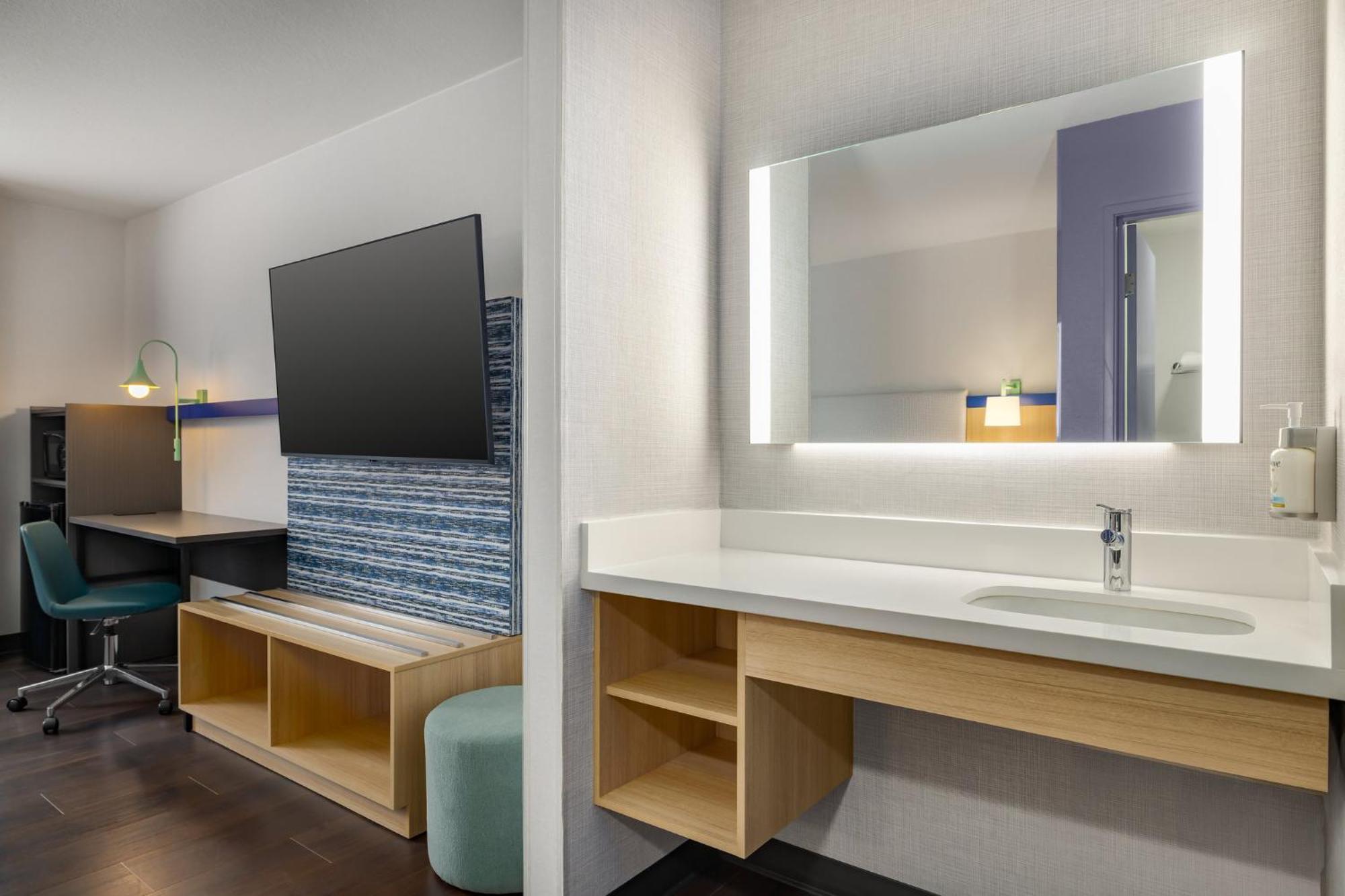 Premium Queen Room Three Queen Beds