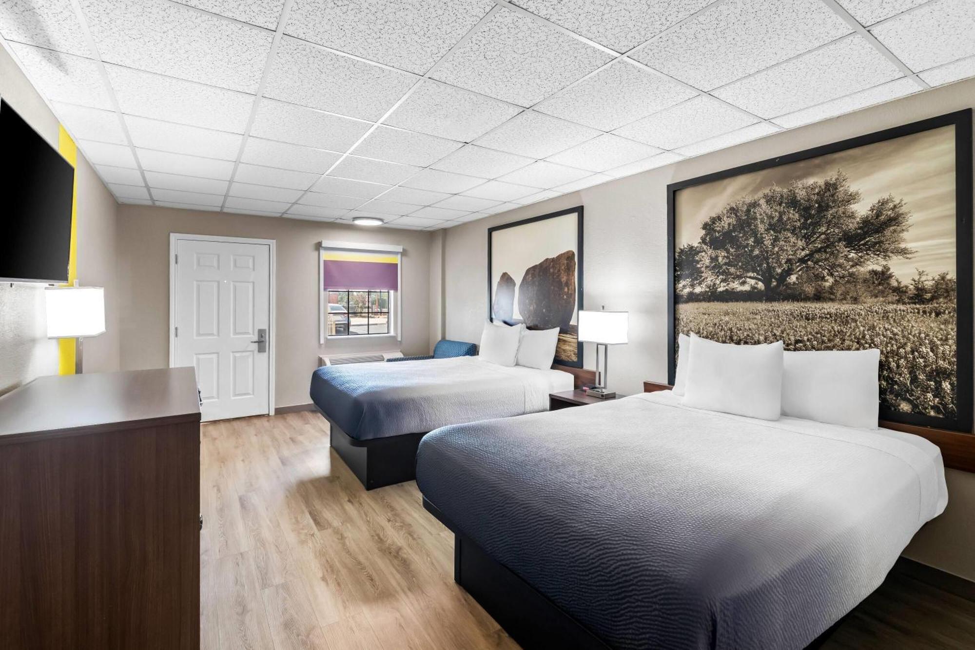 Chambre avec 2 Lits Queen-Size et Douche Accessible en Fauteuil Roulant - Accessible aux Personnes à Mobilité Réduite - Non-Fumeurs