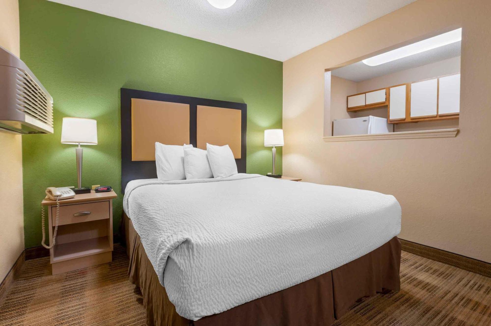Deluxe Studio 1 Queen Bed Non-Smoking