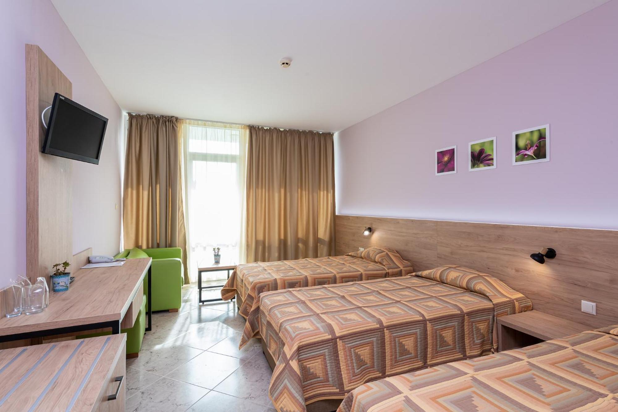 Family Room (2 Adults + 2 Children)