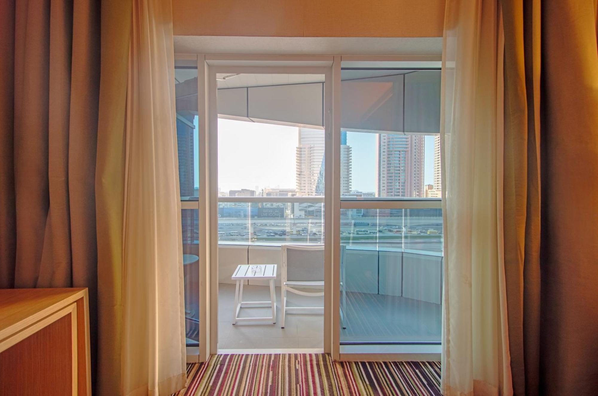 Oasis King • Outlet Mall Shuttle • Dining • Ideal Getaway