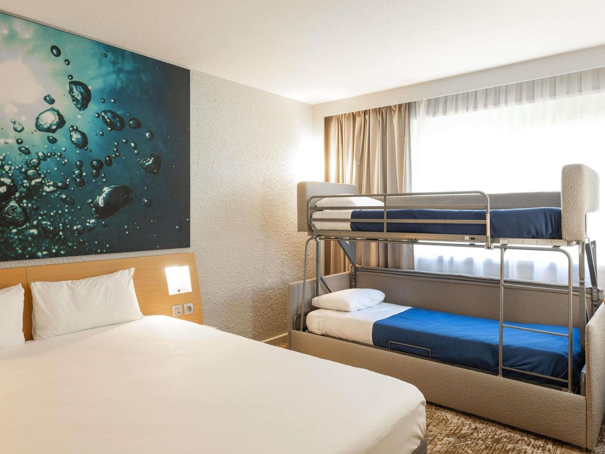 Habitación Estándar con 1 cama doble y 2 camas individuales