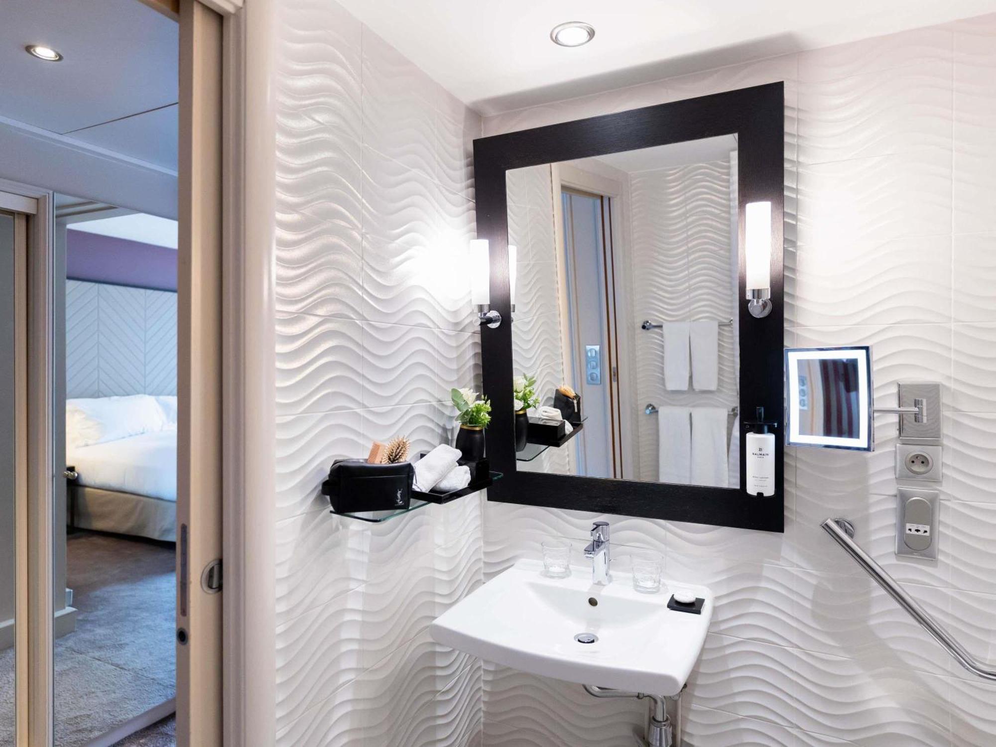 Accessible Luxury Room with One King Bed with View,1716975723:JPEG