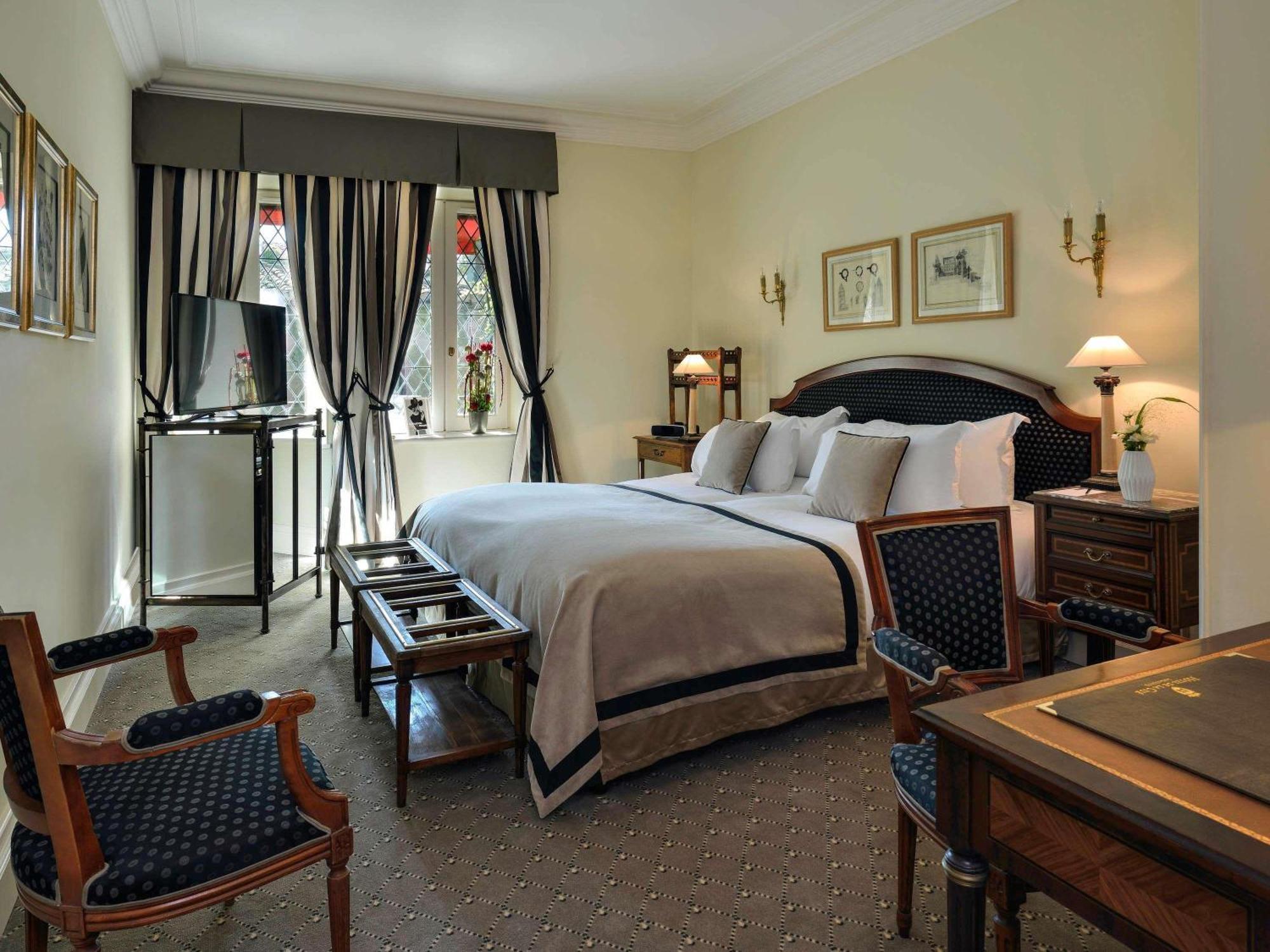 Klassieke Kamer met Kingisze Bed en Uitzicht op Straat