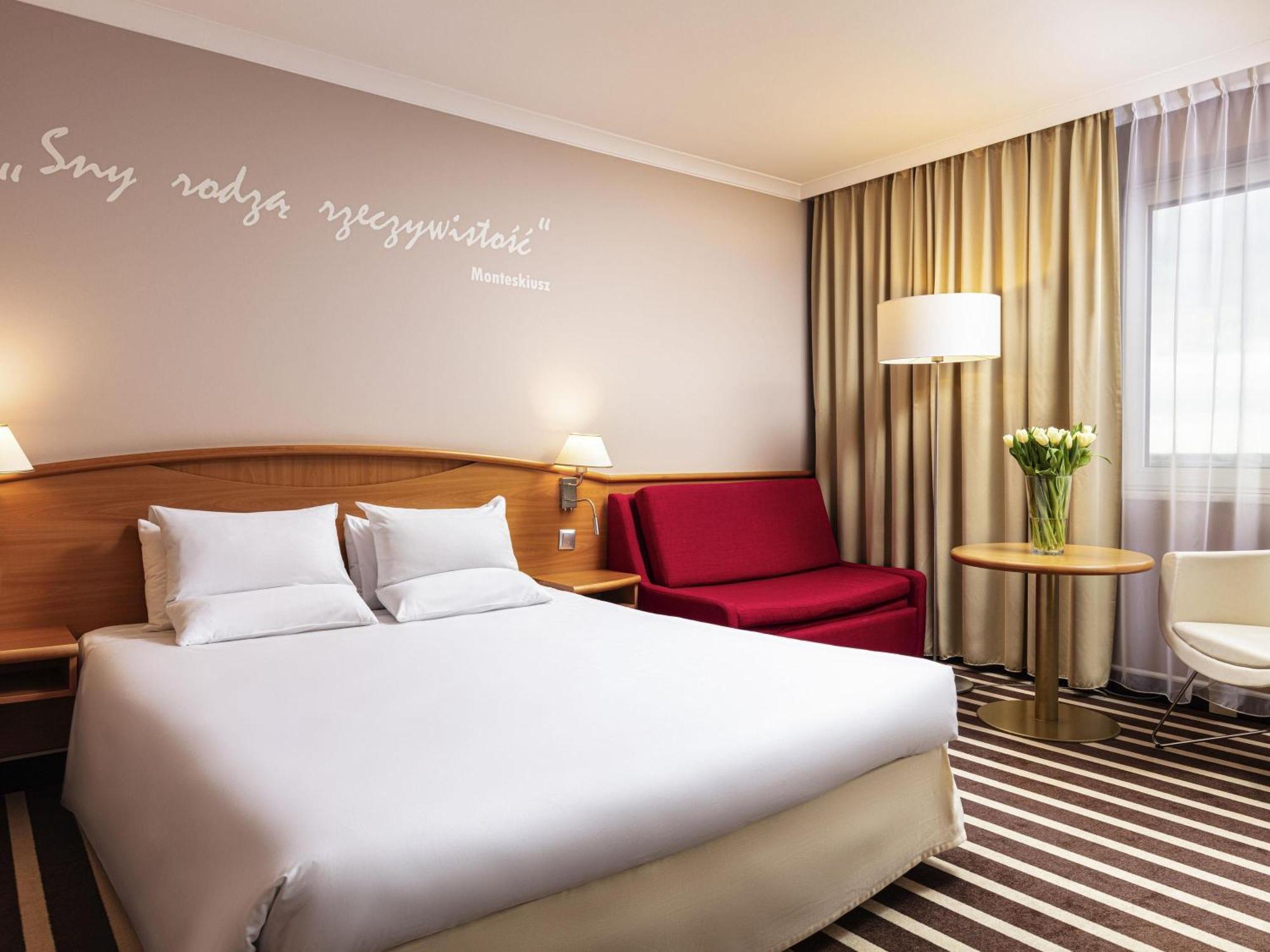 Spacious and Comfortable Room with Queen Bed