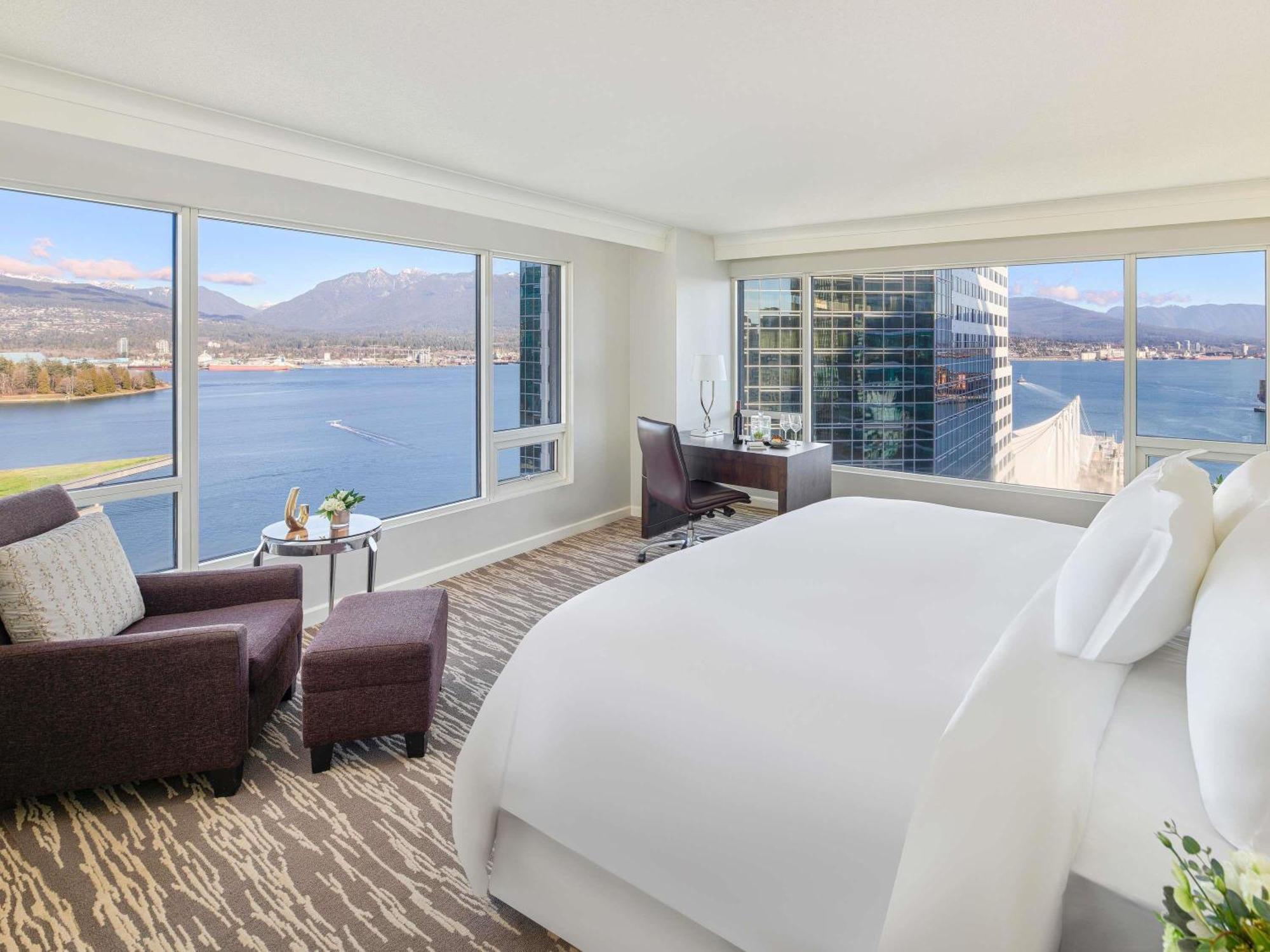 Signature Harbor Stanley Park View Corner Room King Bed,1717003693:JPEG