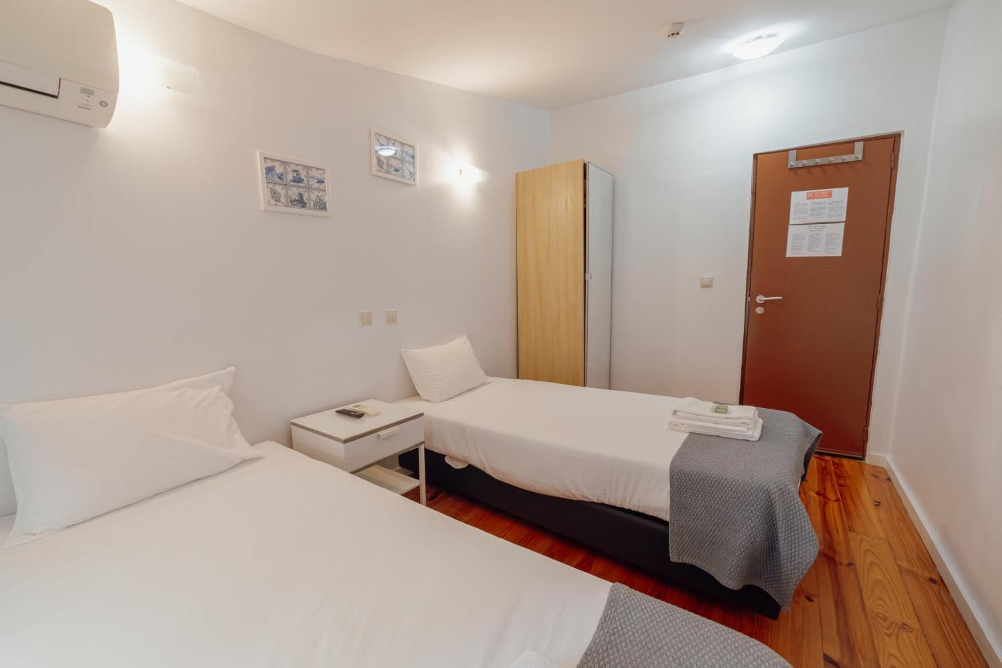 Quarto com 2 Camas de Solteiro e Banheiro Privativo Externo