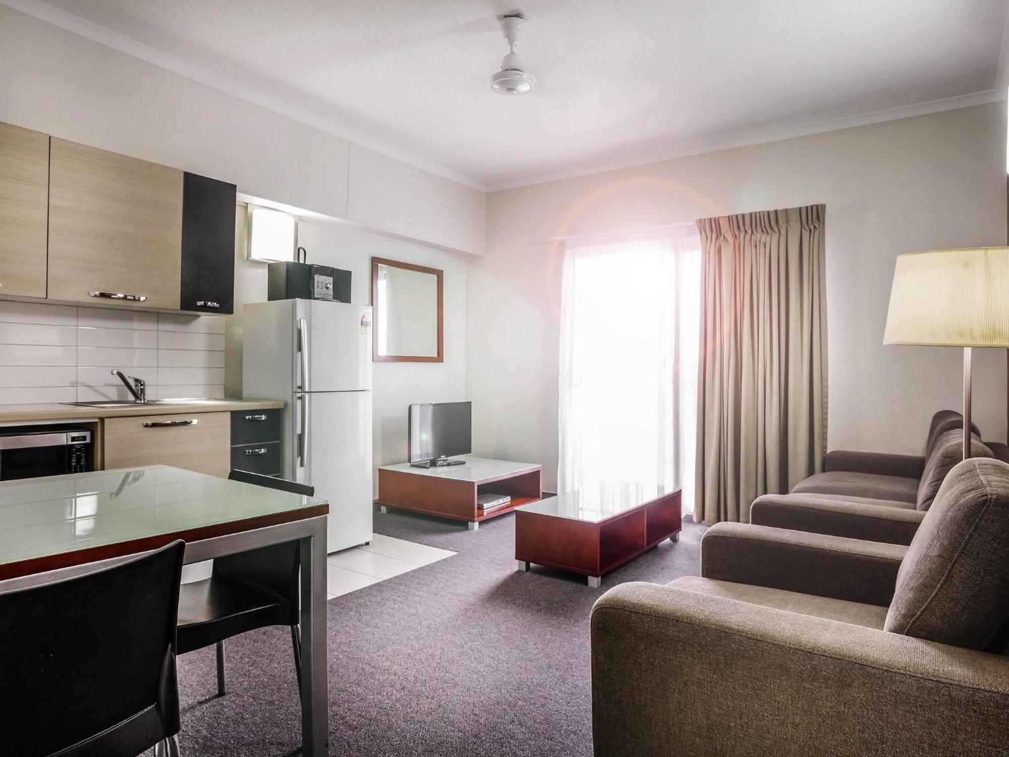Two-Bedroom Suite One King Bed Two Single Beds,1722911529:JPEG