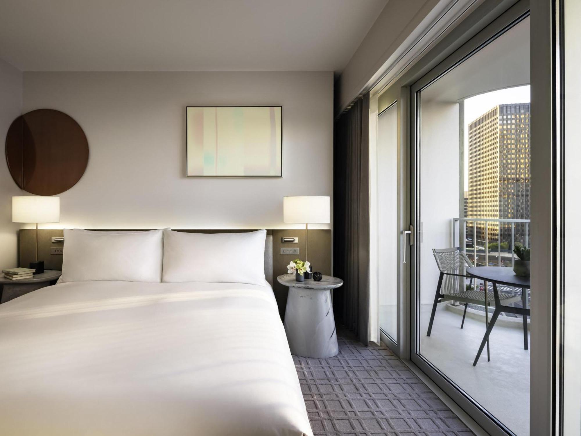 Suite Fairmont Gold de 1 dormitorio con 1 cama extragrande y acceso al salón