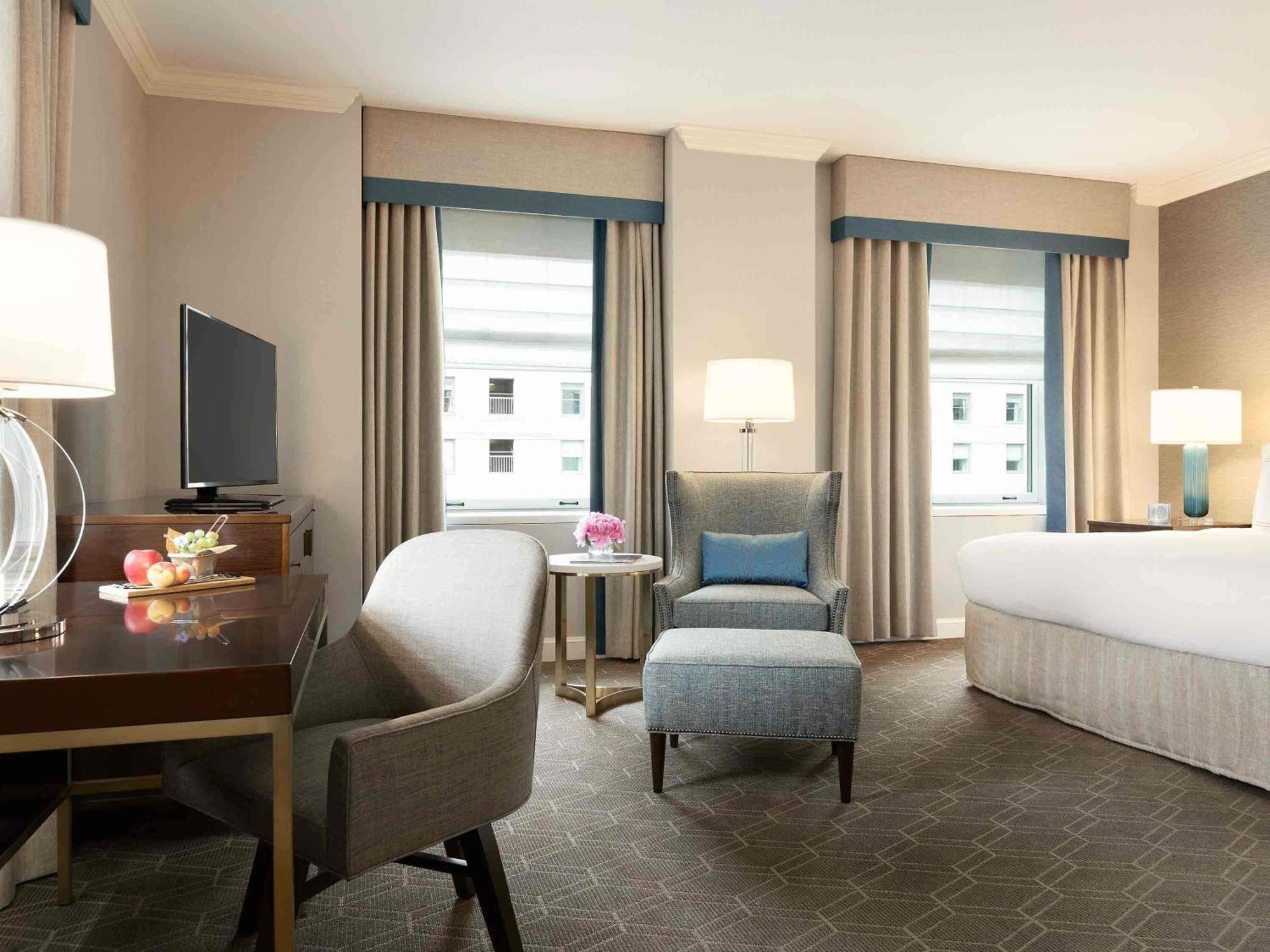 Deluxe Corner King Room