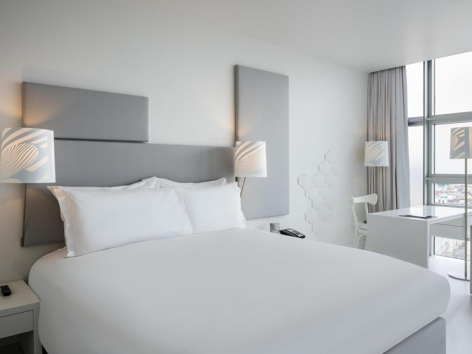 Superior – Ferris Wheel View, queen bed