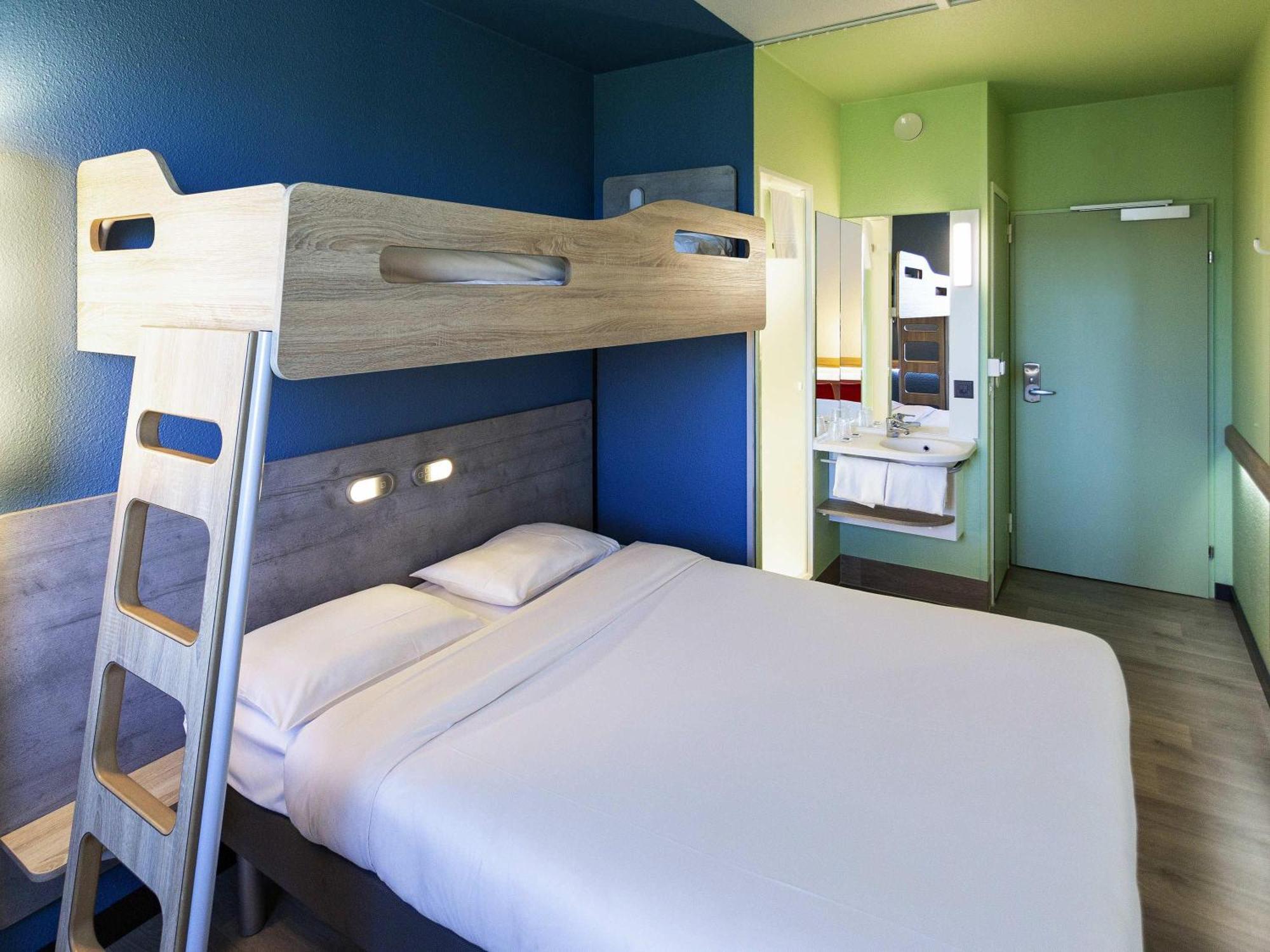 Habitación Triple con cama doble y litera