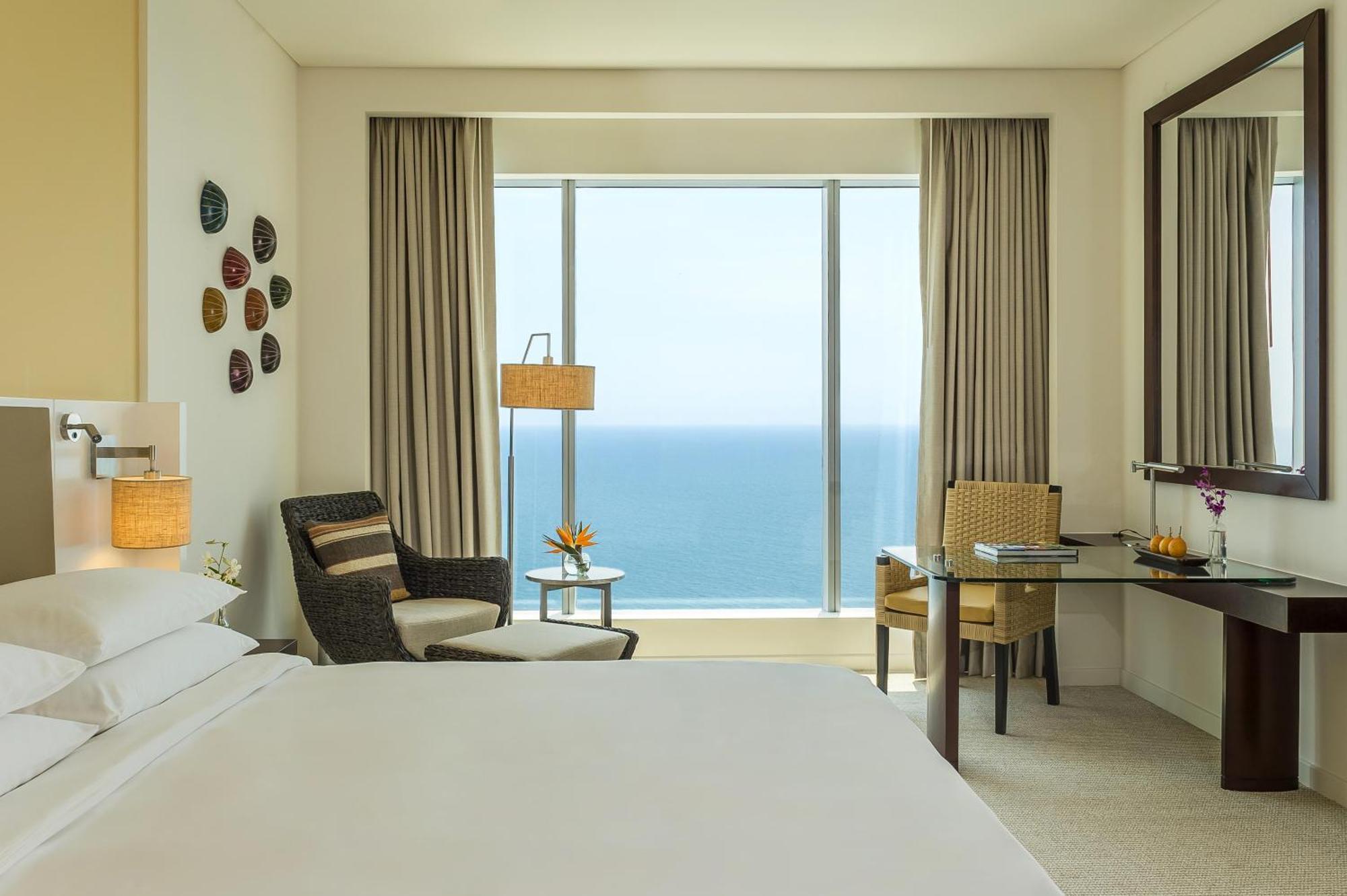 Quarto com Cama King-size e Vista do Mar
