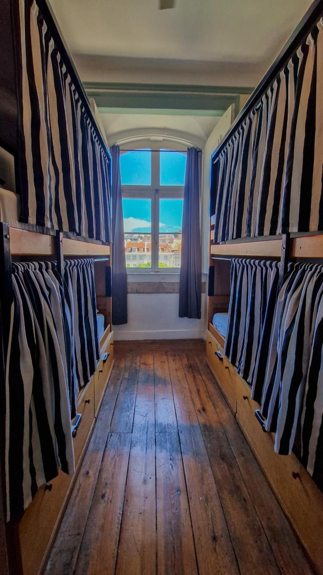 Bed 4-Bed Mixed Dormitory Room