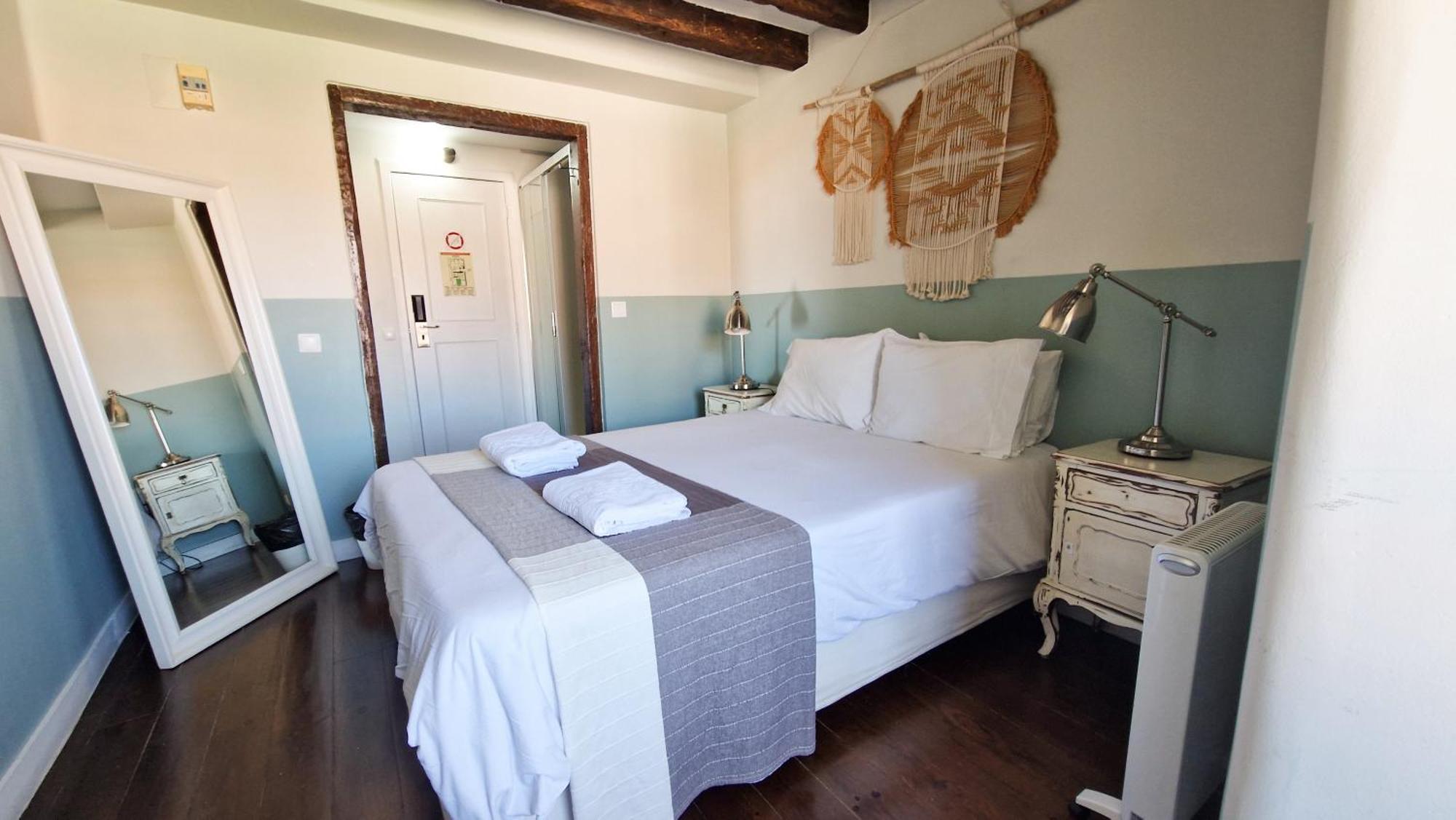 Deluxe Double Room private bathroom Castle View