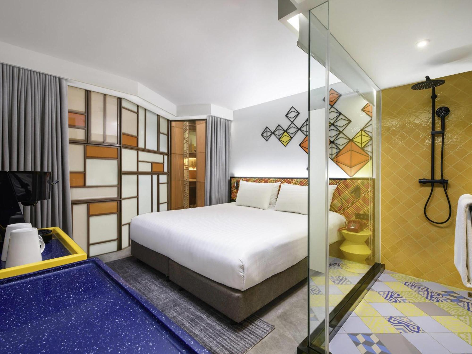 Superior King Room Atrium View
