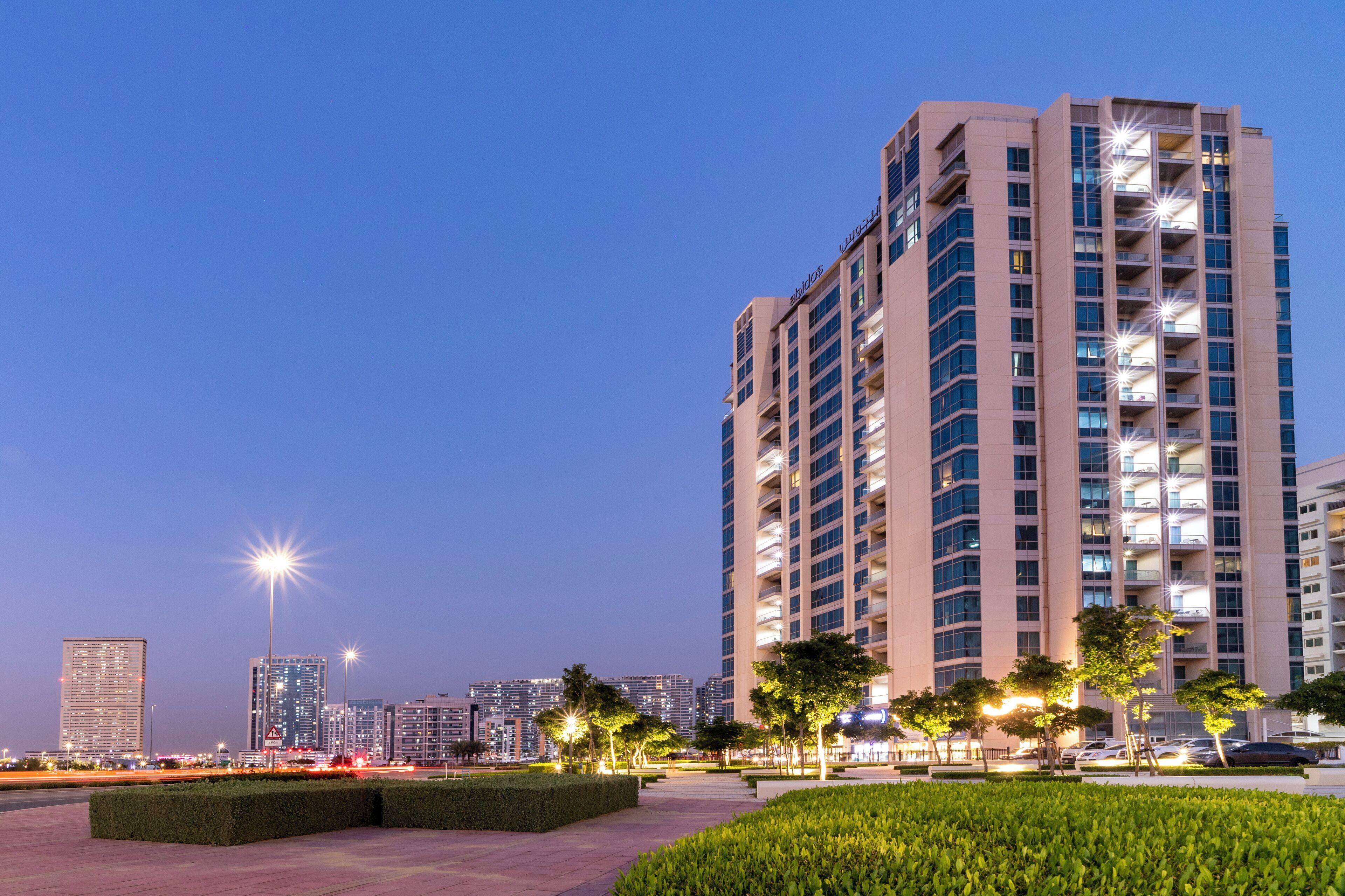 Deluxe One Bedroom Apartment Balcony 90 SQM Staycation Early Check Late Check-Out on Food & Beverage on Laundry