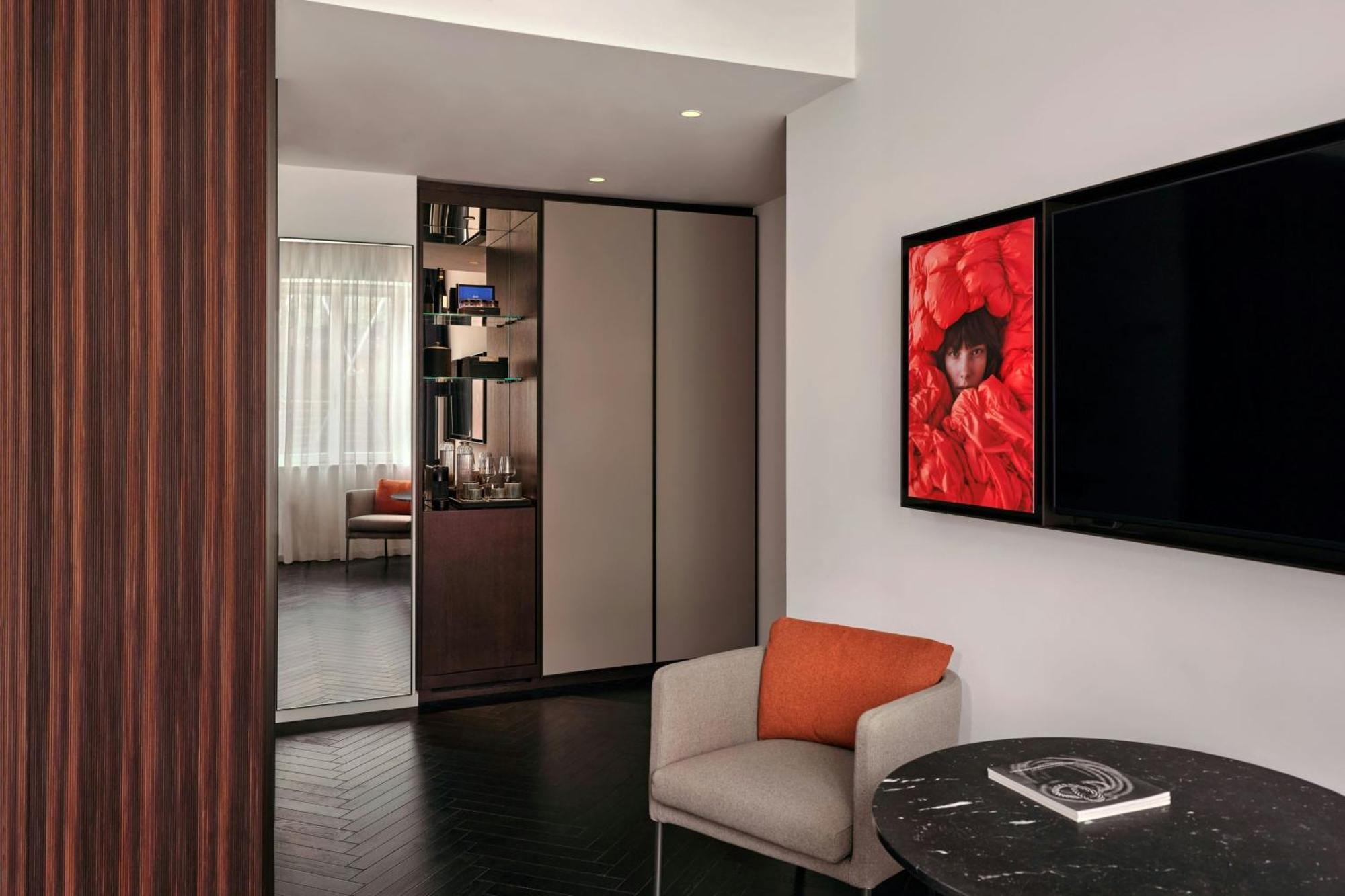 Superior Contemporary King Room Street View
