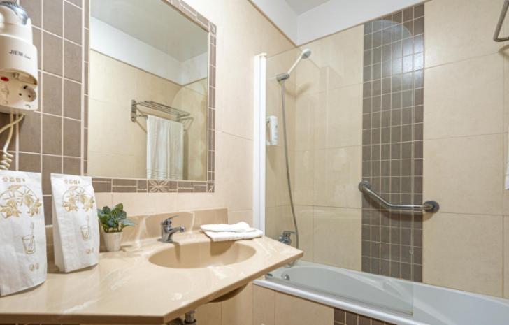Twin Room,1722890771:JPEG