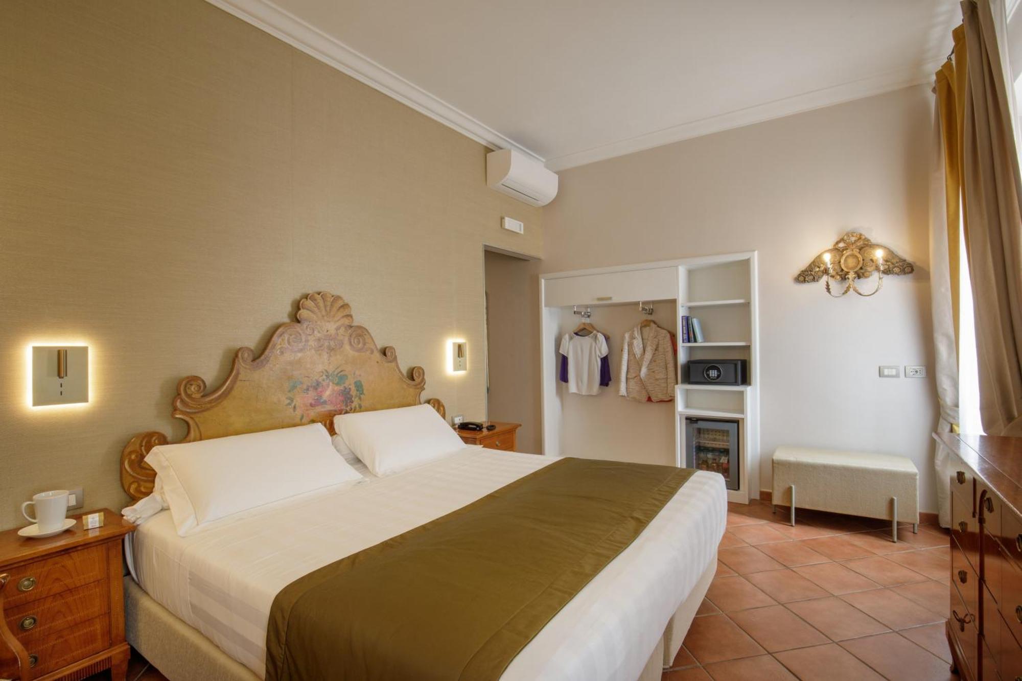 Superior Double or Twin Room Via dei Greci 23