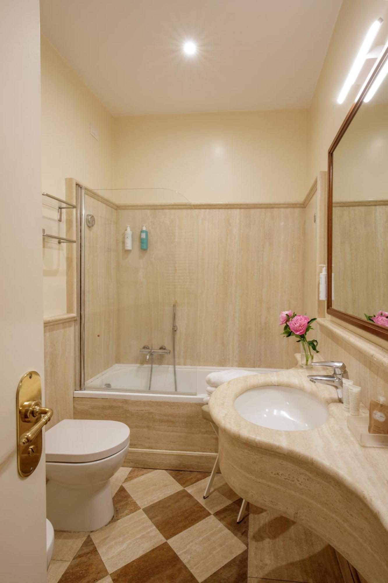 Superior Double or Twin Room Via dei Greci 23
